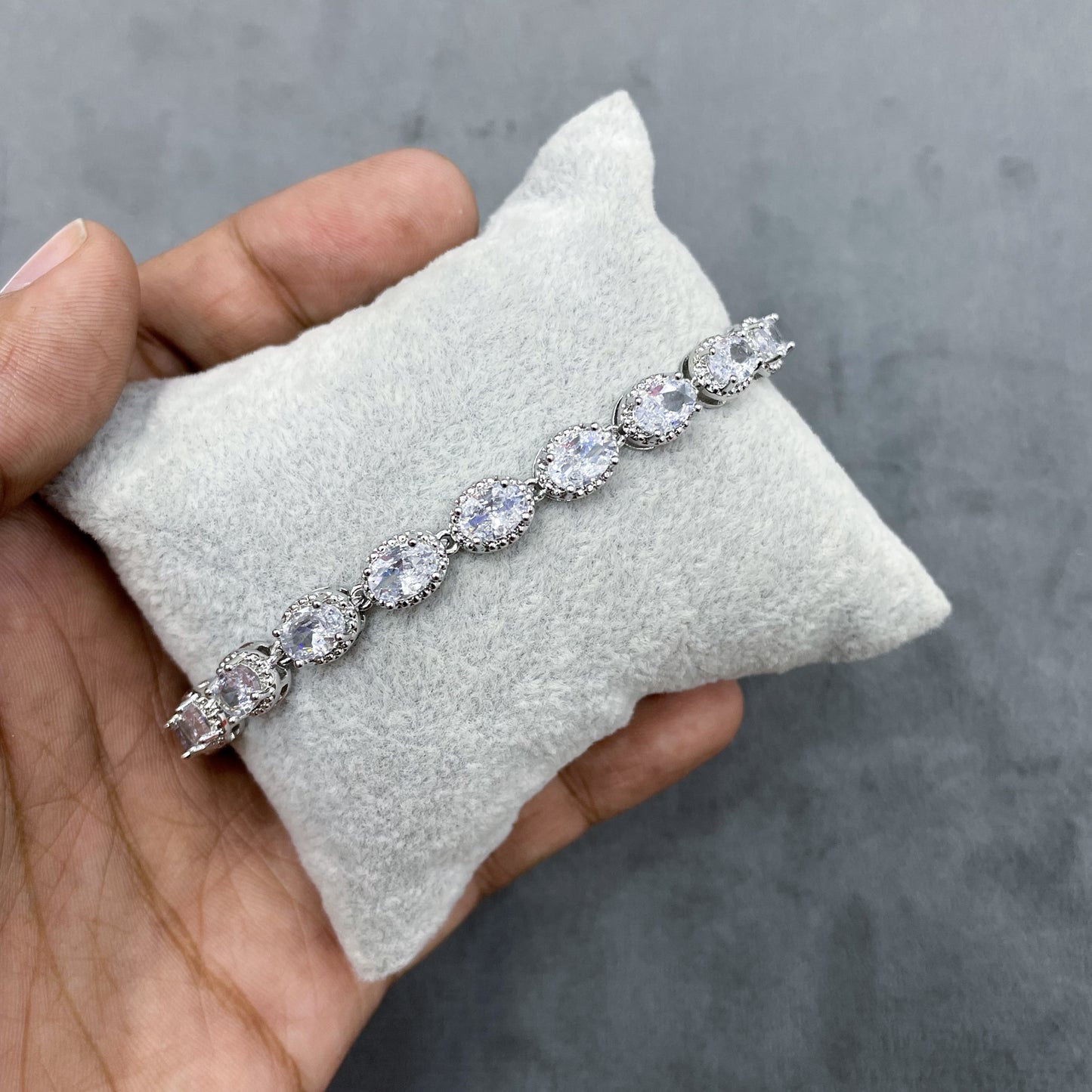 CELESTIAL-OVAL-SILVER-ZIRCON-BRACELET