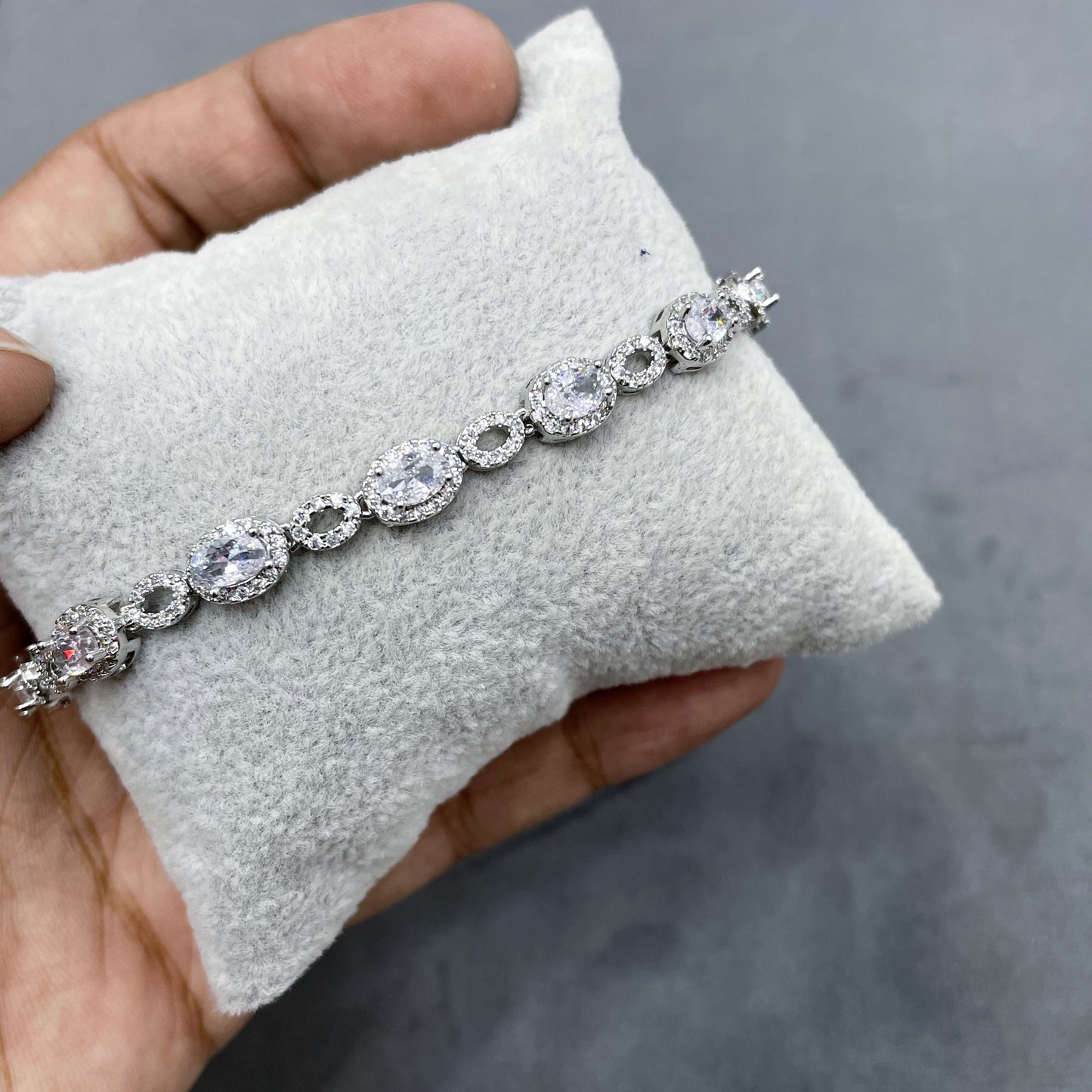 INFINITE-GLOW-SILVER-ZIRCON-BRACELET