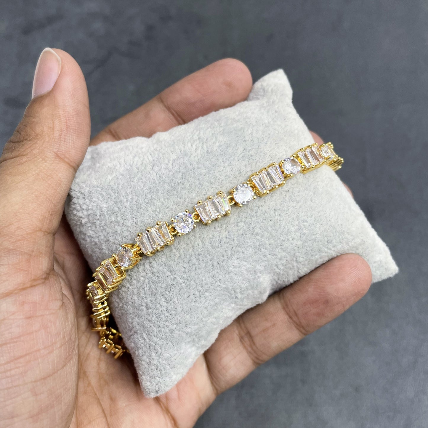 RADIANT-STREAK-GOLD-ZIRCON-BRACELET