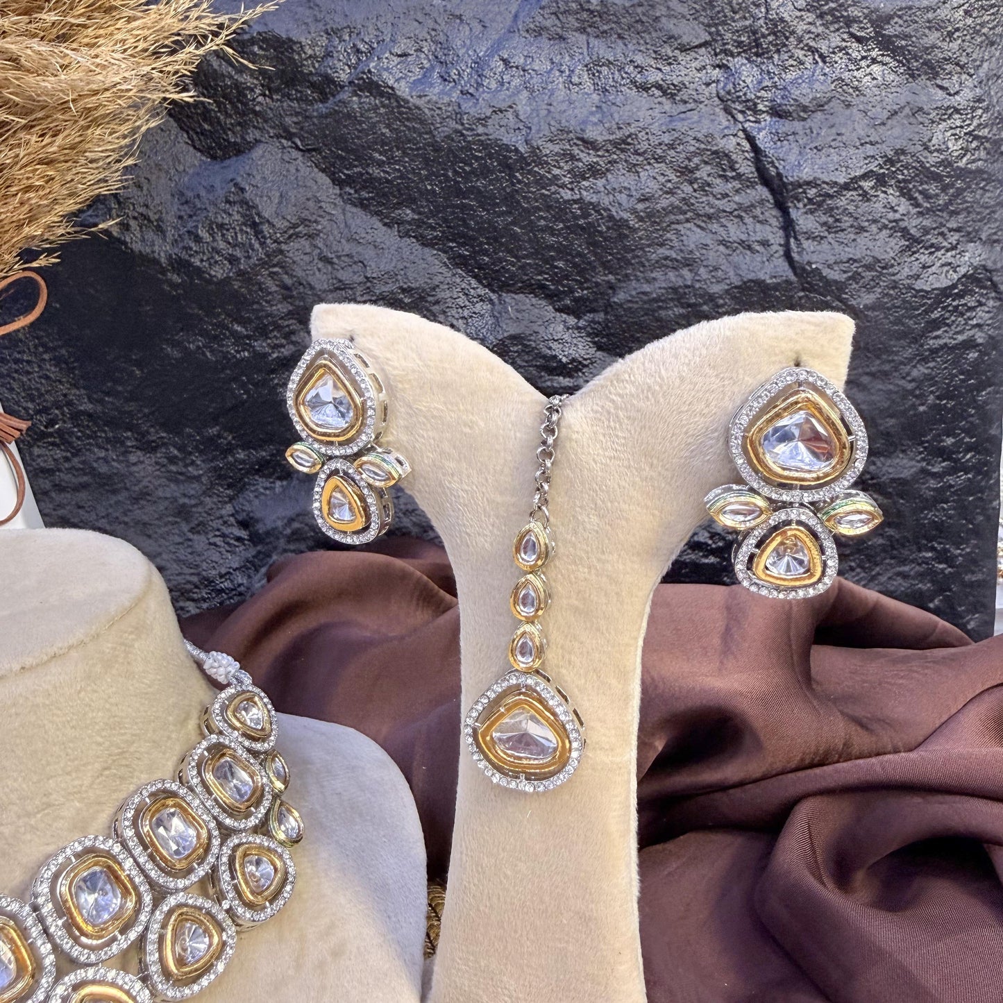 ELITE PEBBLE-CUT CHOKER KUNDAN NECKLACES