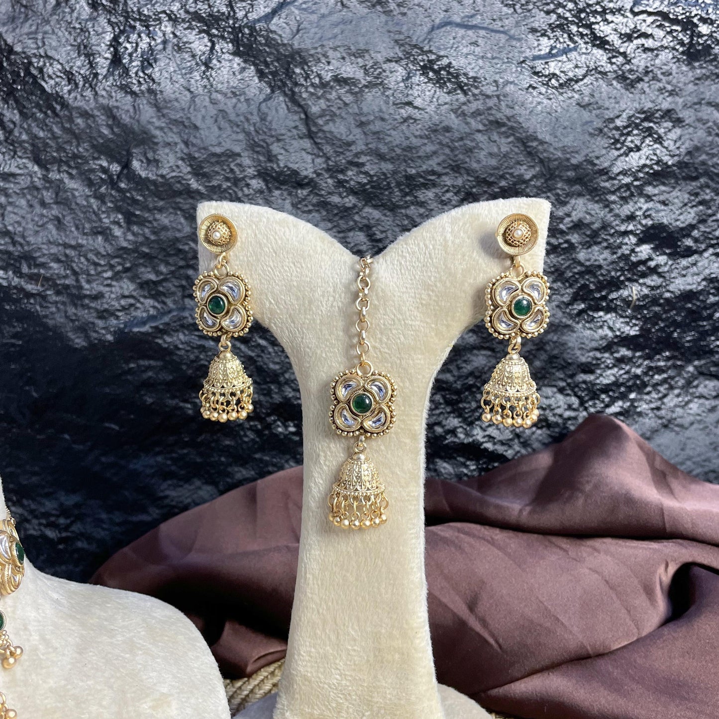 JHUMKA-GUL RAJWARI CHOKER