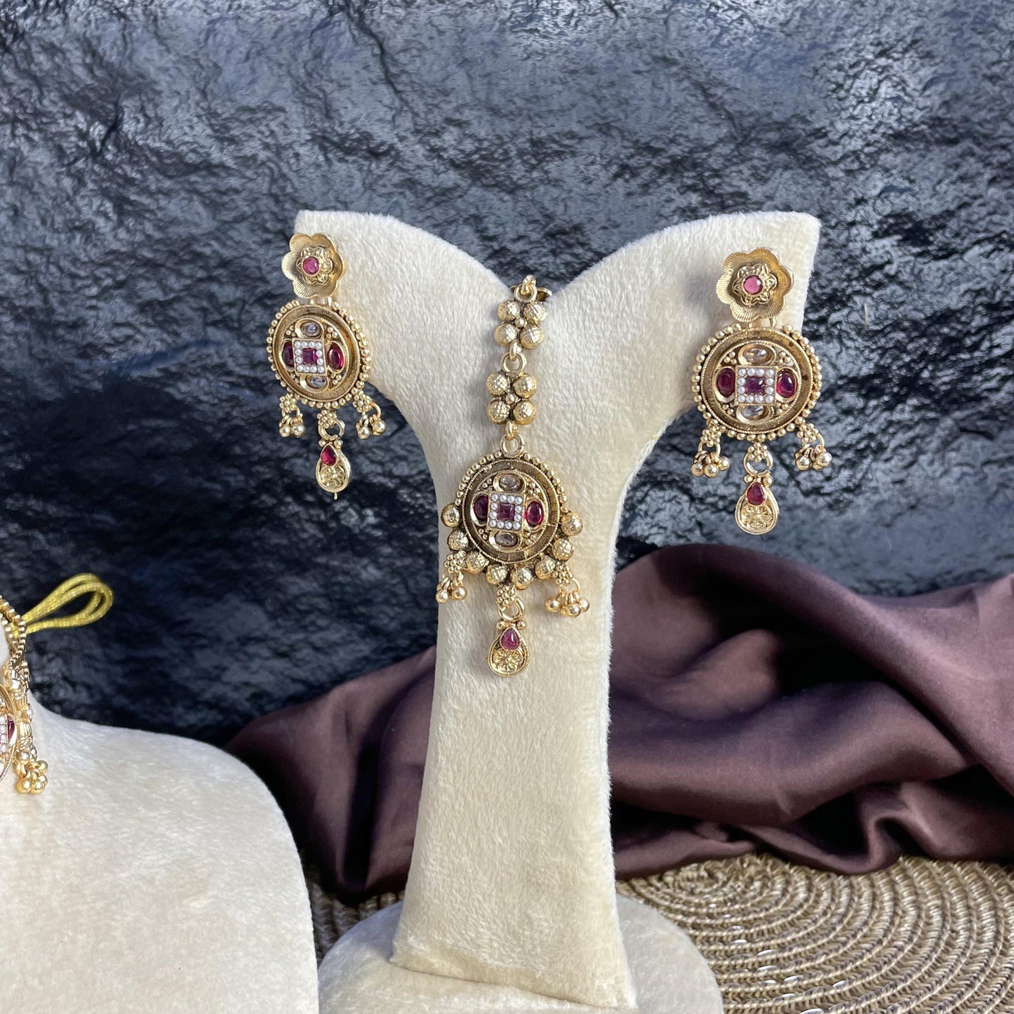 NAVRATTAN DARBAR RAJWARI CHOKER