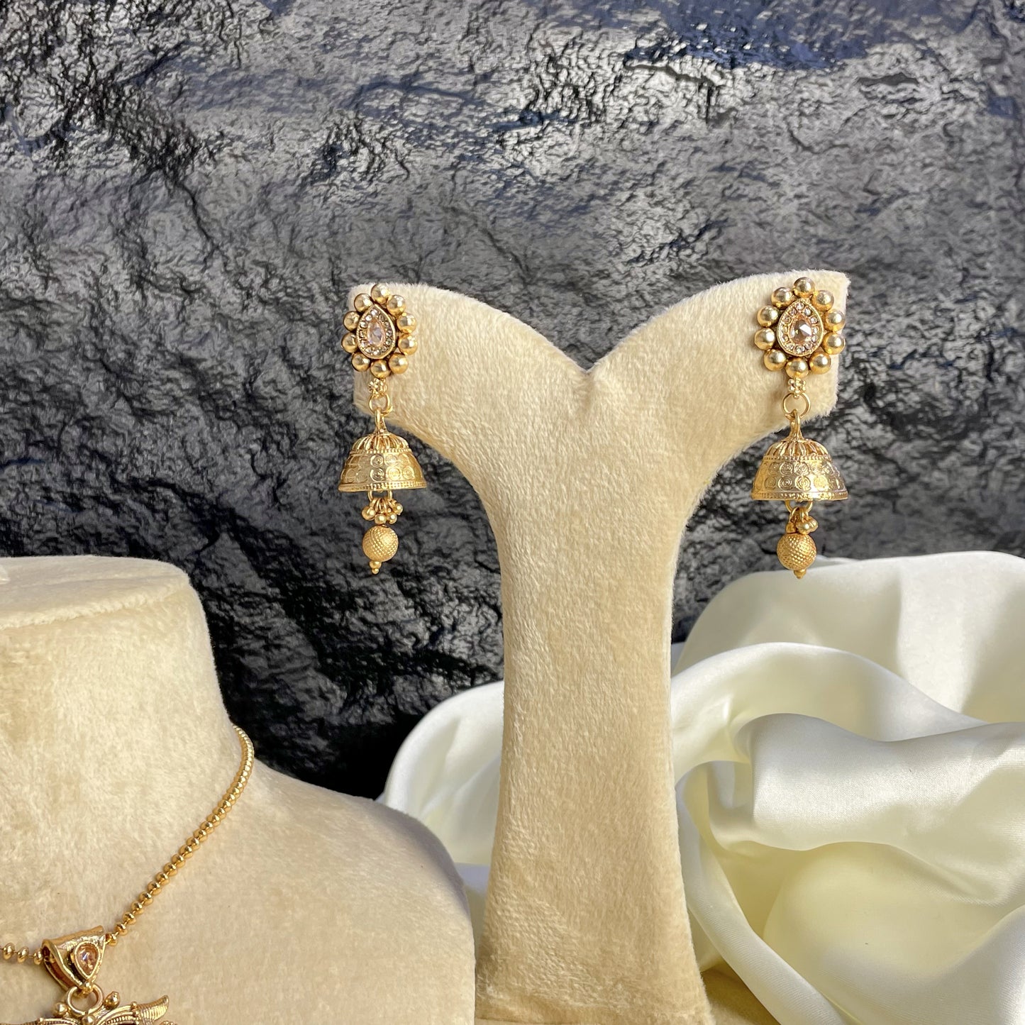 SOLAR RADIANCE RAJWARI LOCKET SET
