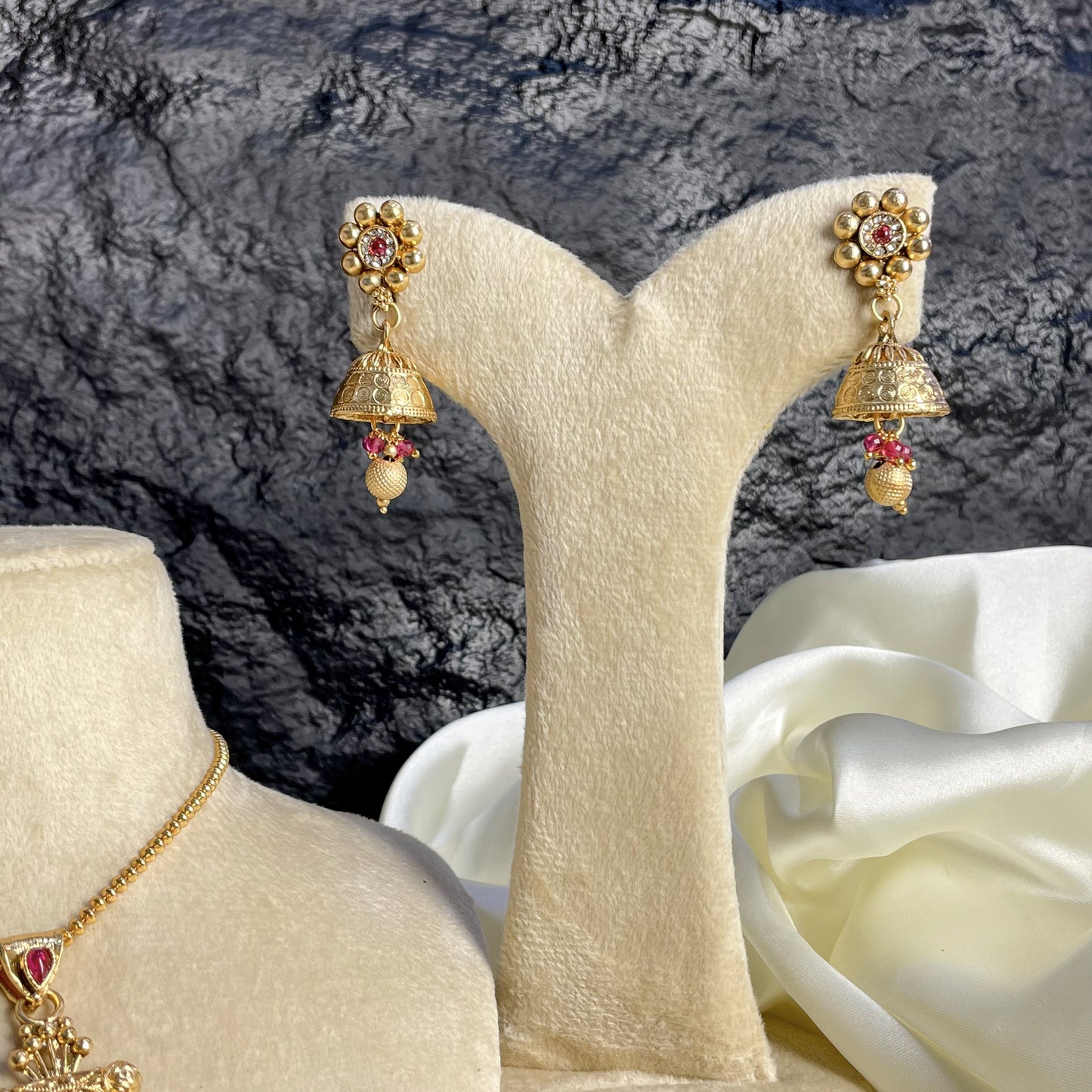 CRIMSON PETAL RAJWARI LOCKET SET