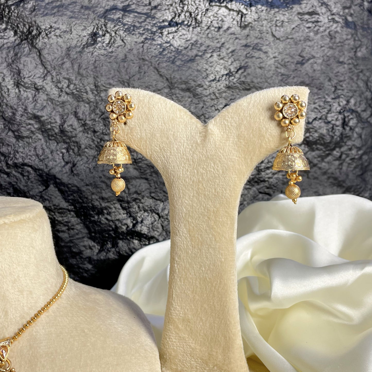 GOLDEN LUSTRE RAJWARI LOCKET SET