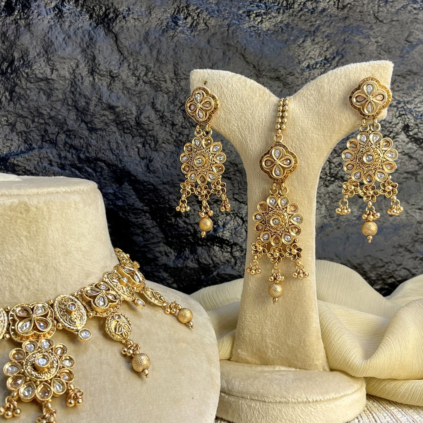 MAJESTIC RAJWARI TEARDROP POLKI NECKLACE SET