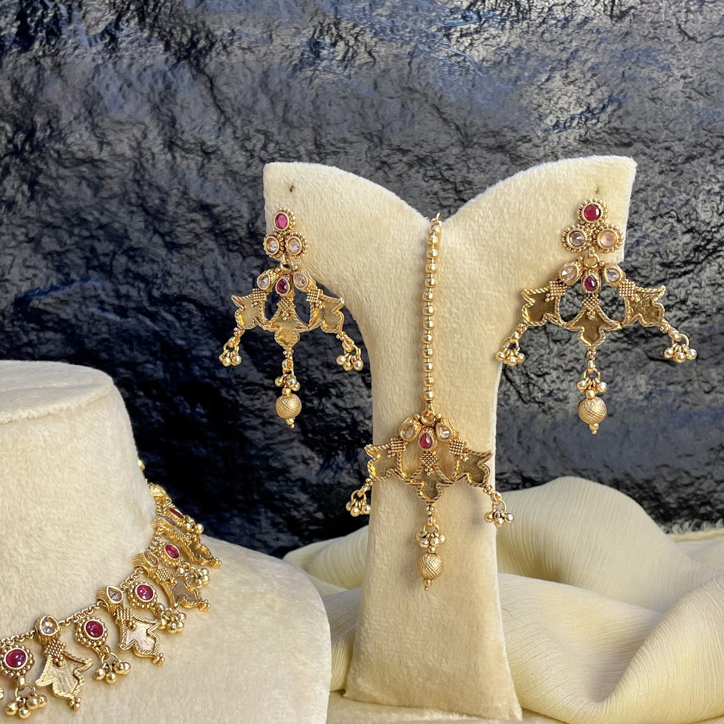 MAJESTIC RAJWARI HASLI CHOKER NECKLACE SET