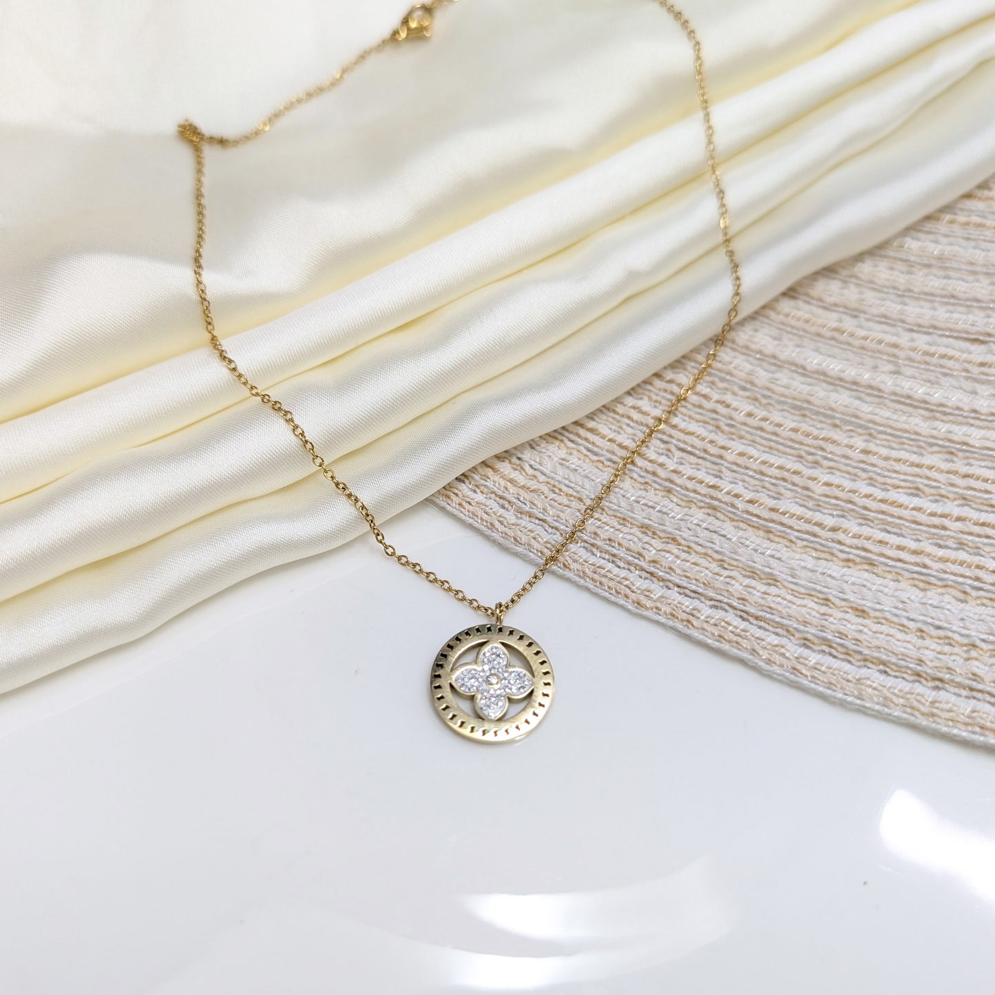 CRYSTAL CLOVER DISK LOCKETS