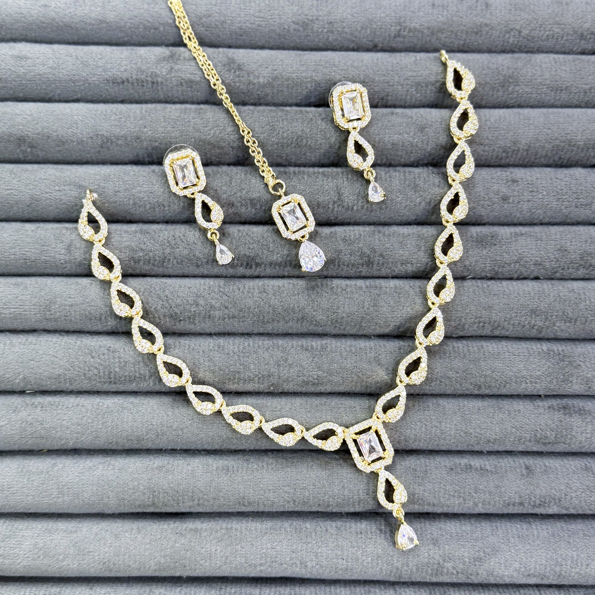 IMPERIAL EMERALD NECKLACE SET