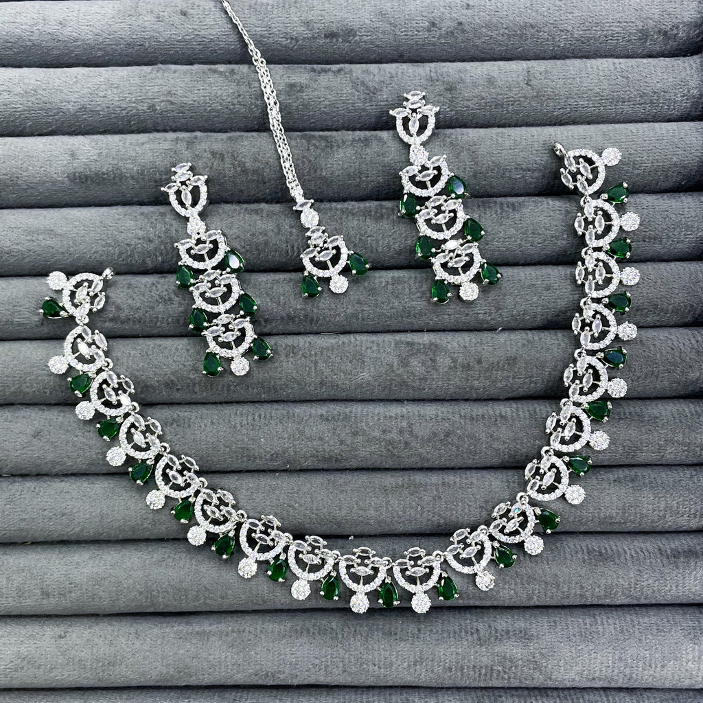 MEDALLION WREATH NECKLACE SET