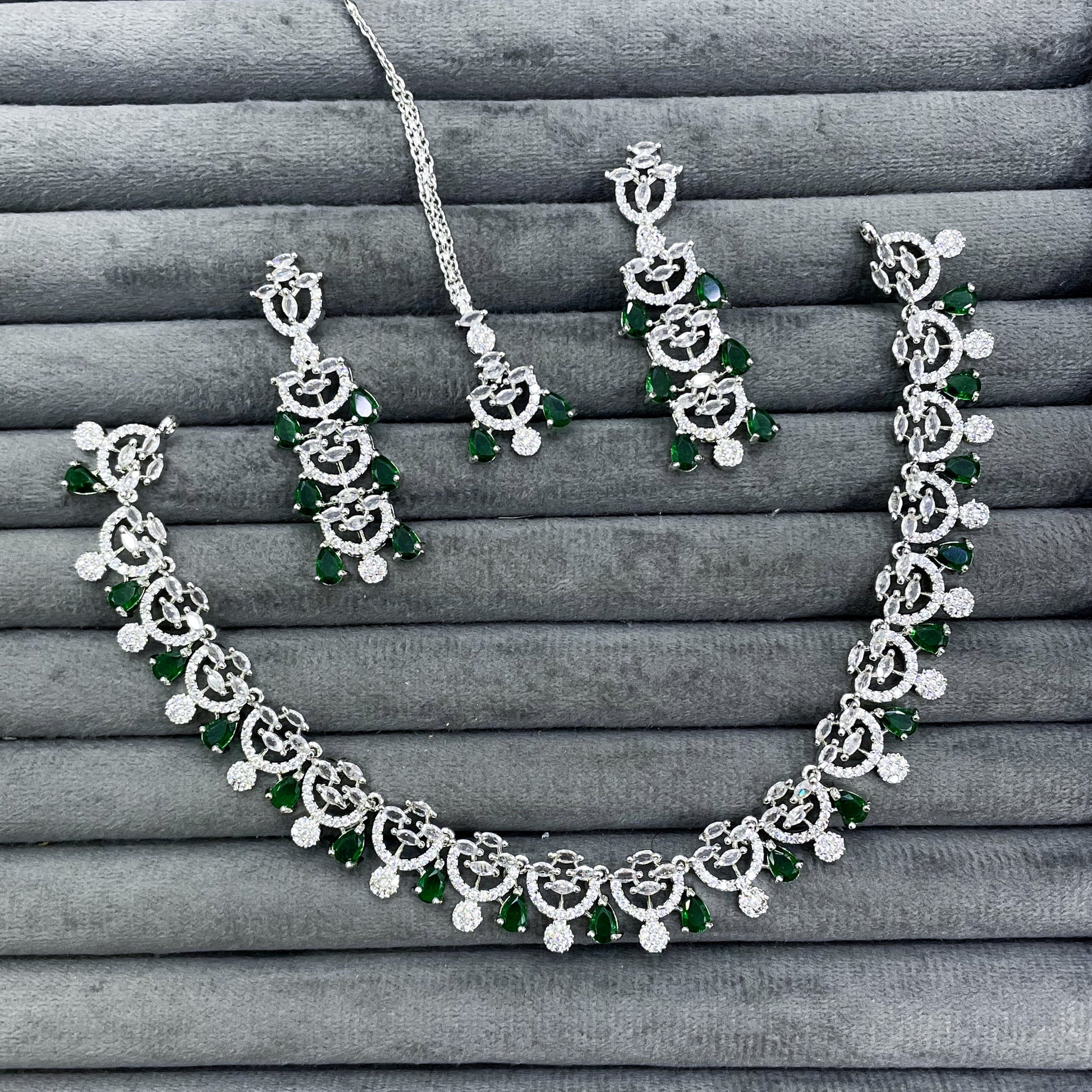MEDALLION WREATH NECKLACE SET