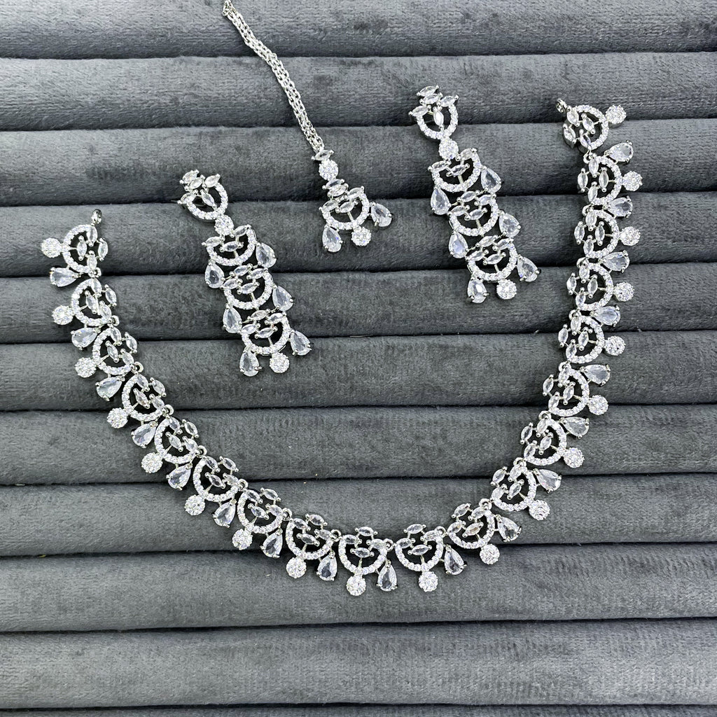 MEDALLION WREATH NECKLACE SET