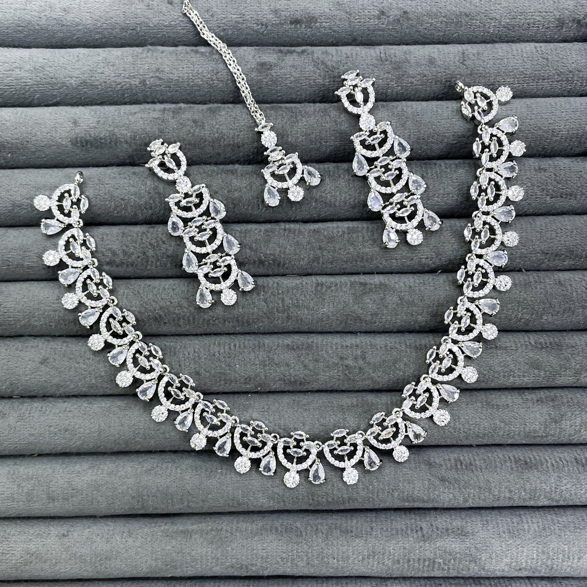 MEDALLION WREATH NECKLACE SET