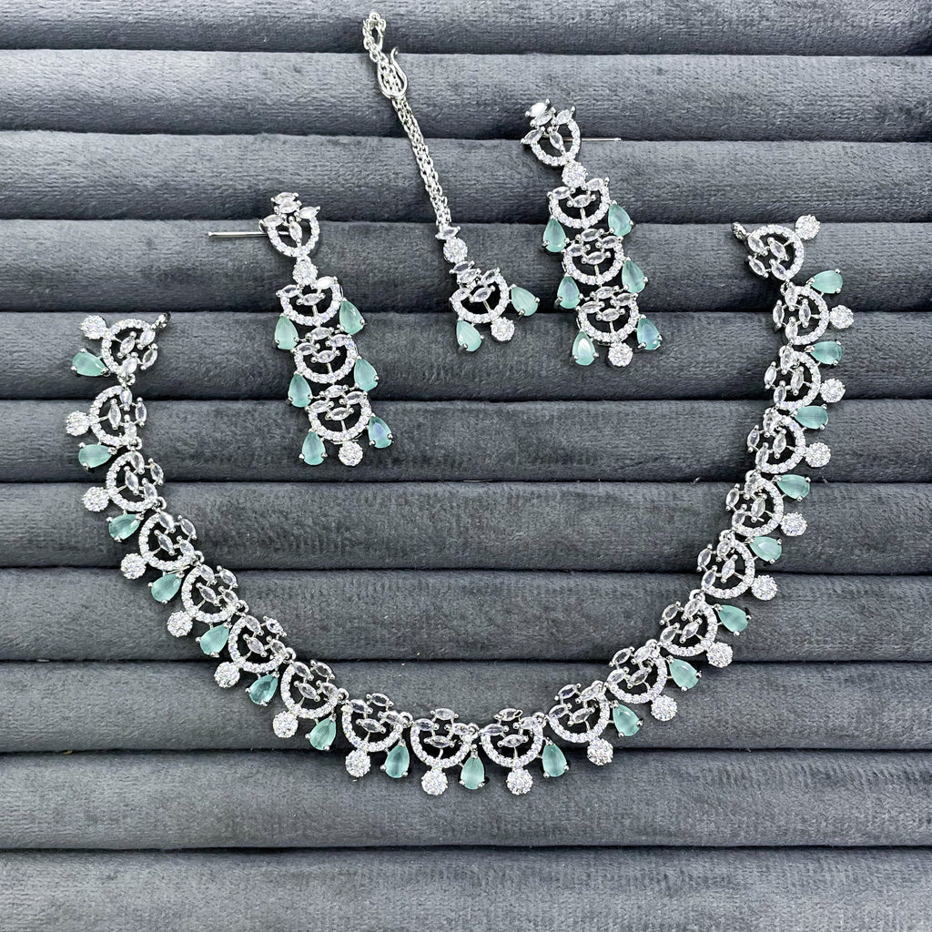 MEDALLION WREATH NECKLACE SET