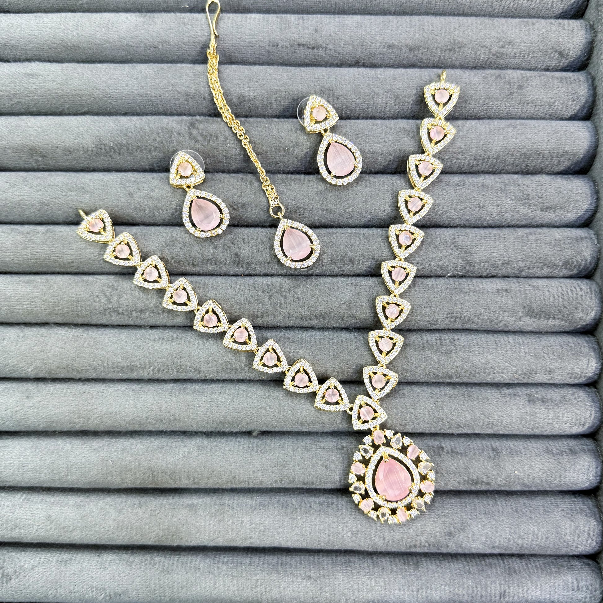 TRIANGLE MAJESTY NECKLACE SET