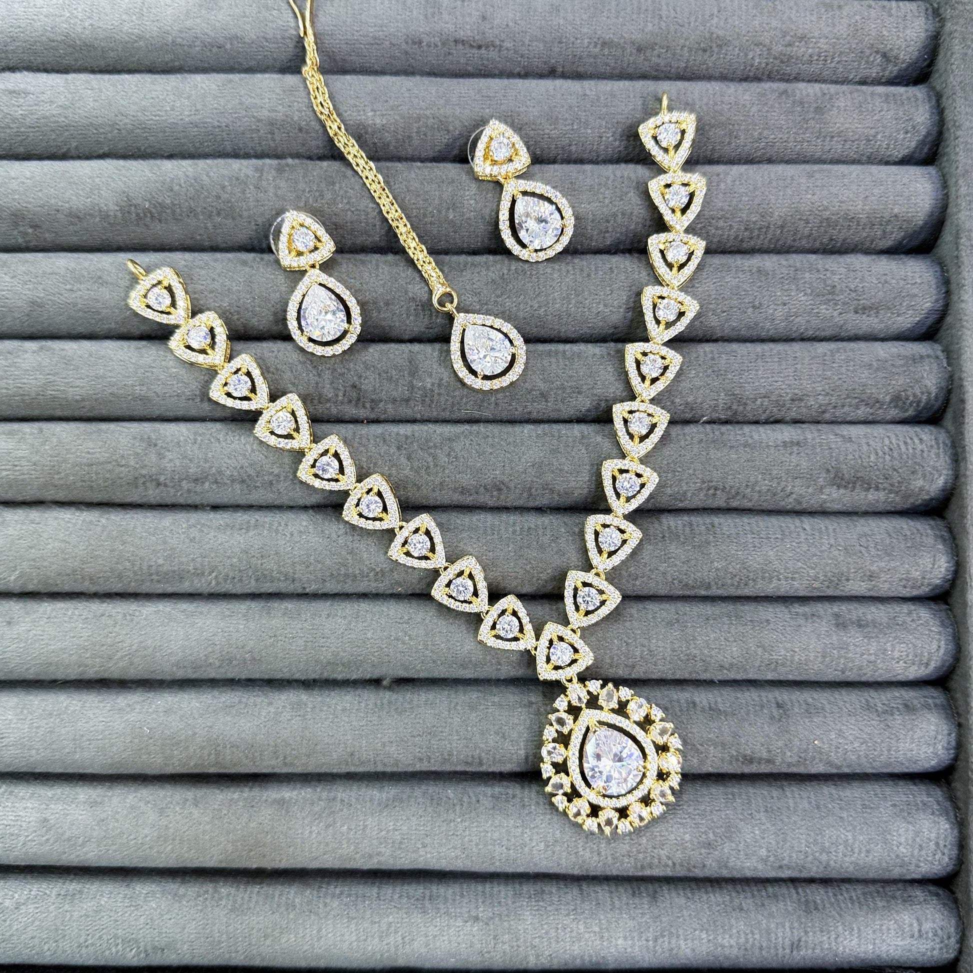 TRIANGLE MAJESTY NECKLACE SET