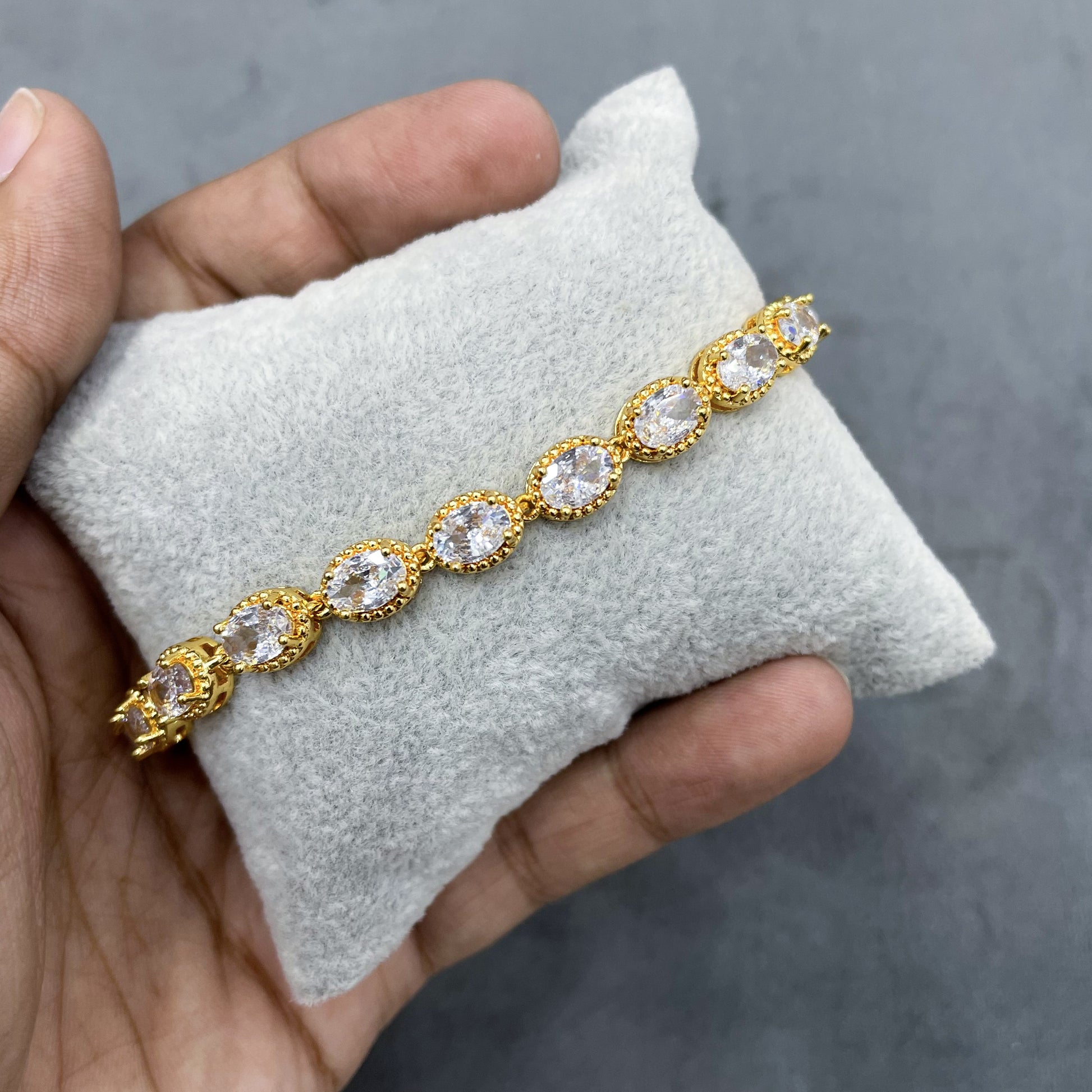 VINTAGE-OVAL-GOLD-ZIRCON-BRACELET