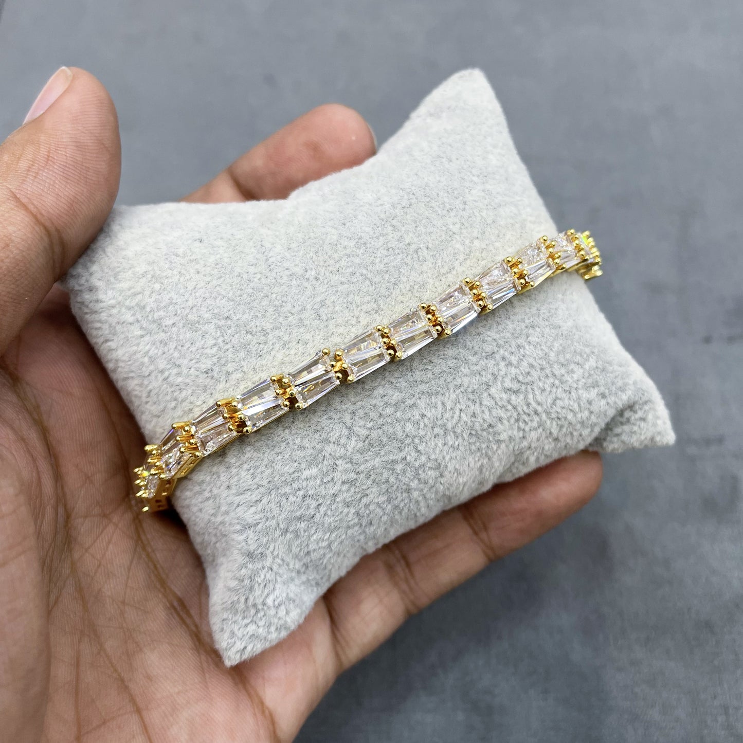 GOLDEN-STREAK-BAGUETTE-ZIRCON-BRACELET