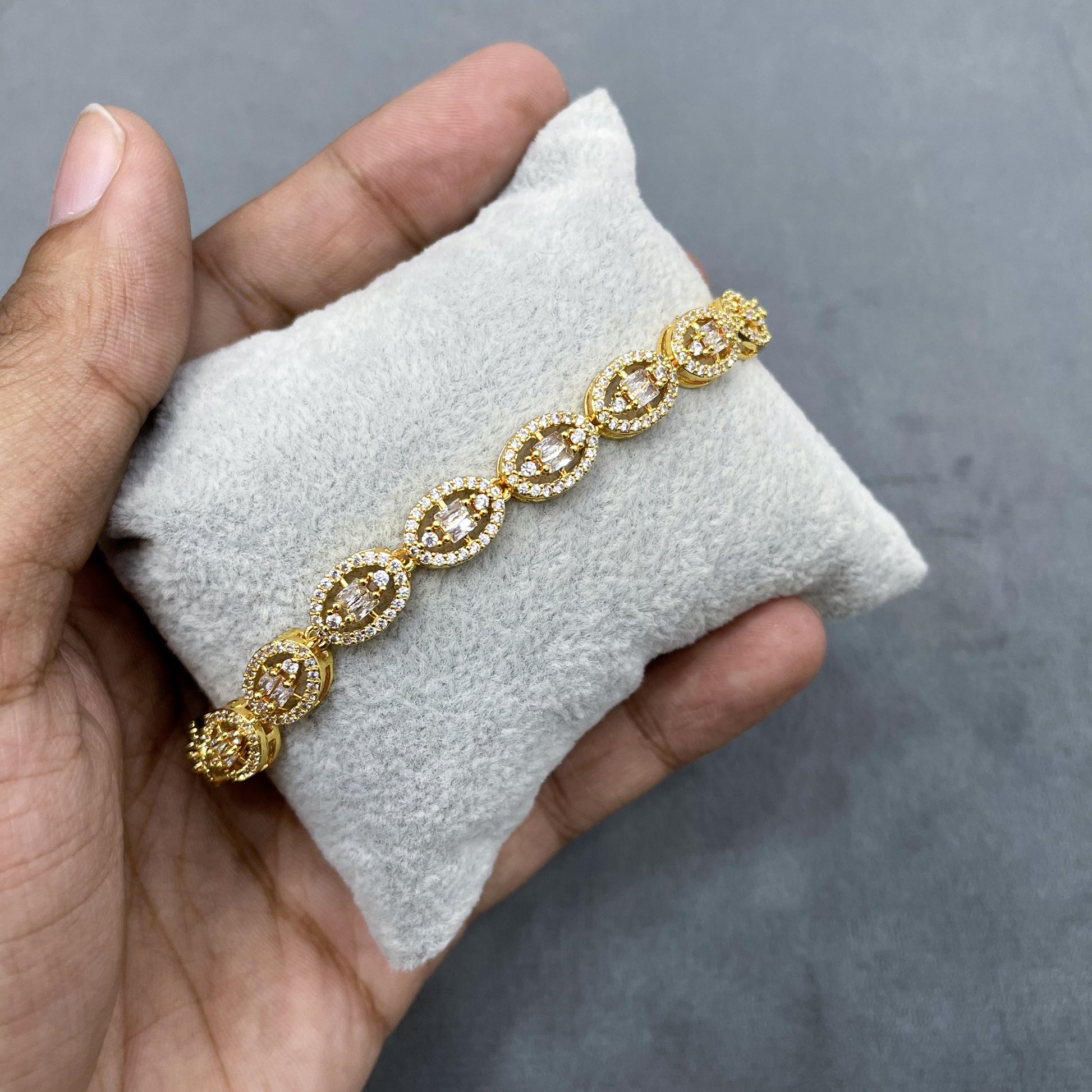 MAJESTIC-HALO-GOLD-ZIRCON-BRACELET