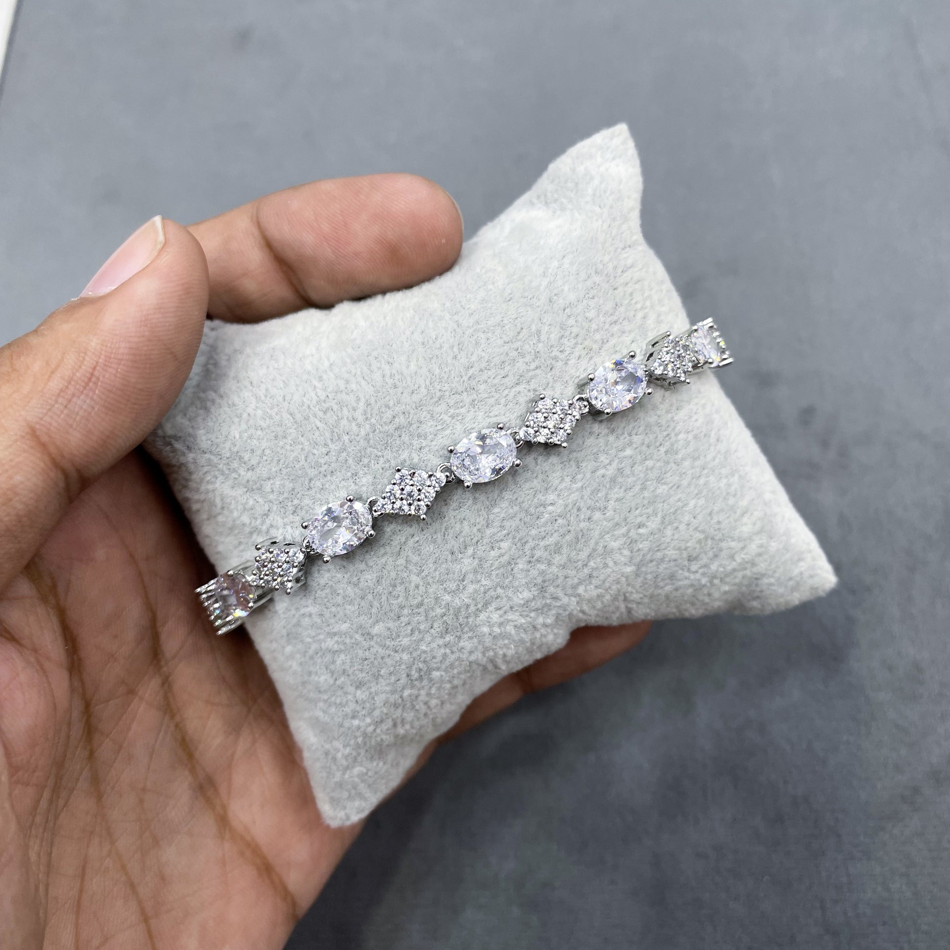 STELLAR-DROP-SILVER-ZIRCON-BRACELET