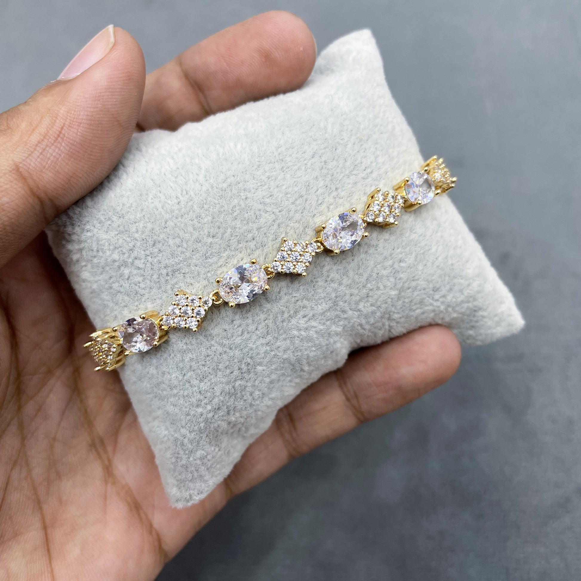 LUMINOUS-PATH-GOLD-ZIRCON-BRACELET