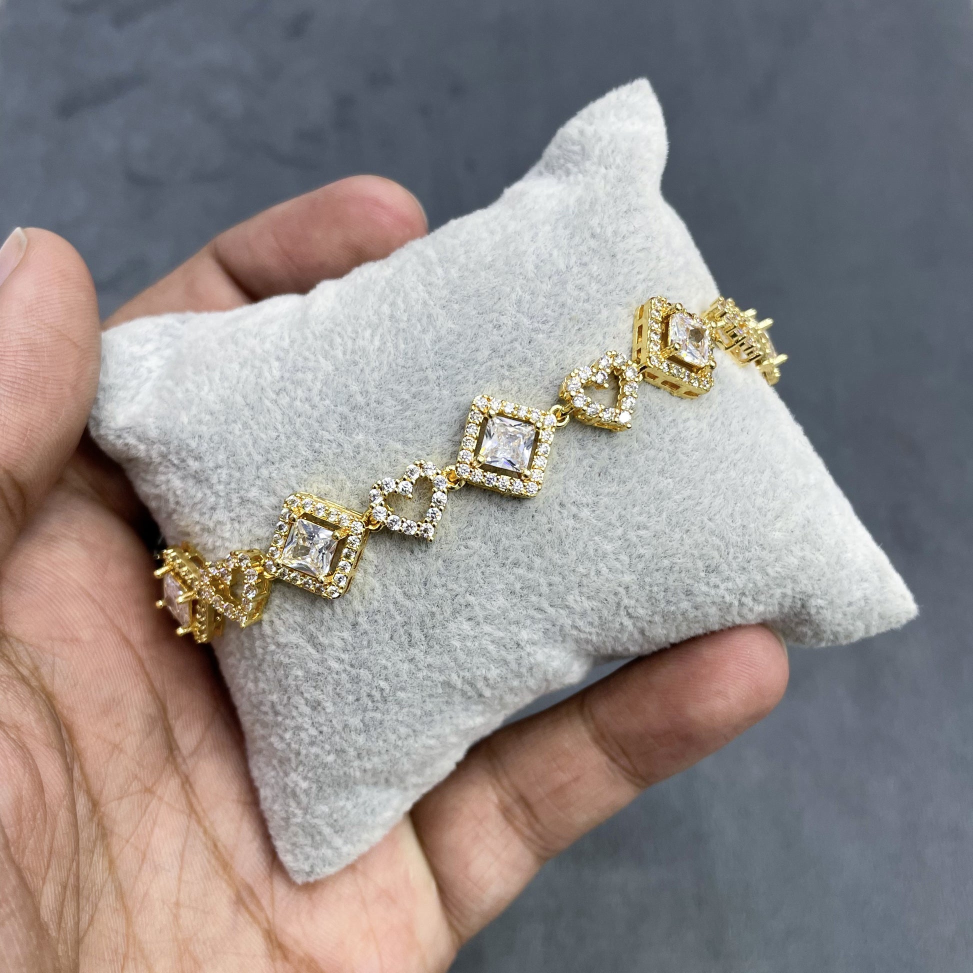 GOLDEN-ROMANCE-HEART-ZIRCON-BRACELET