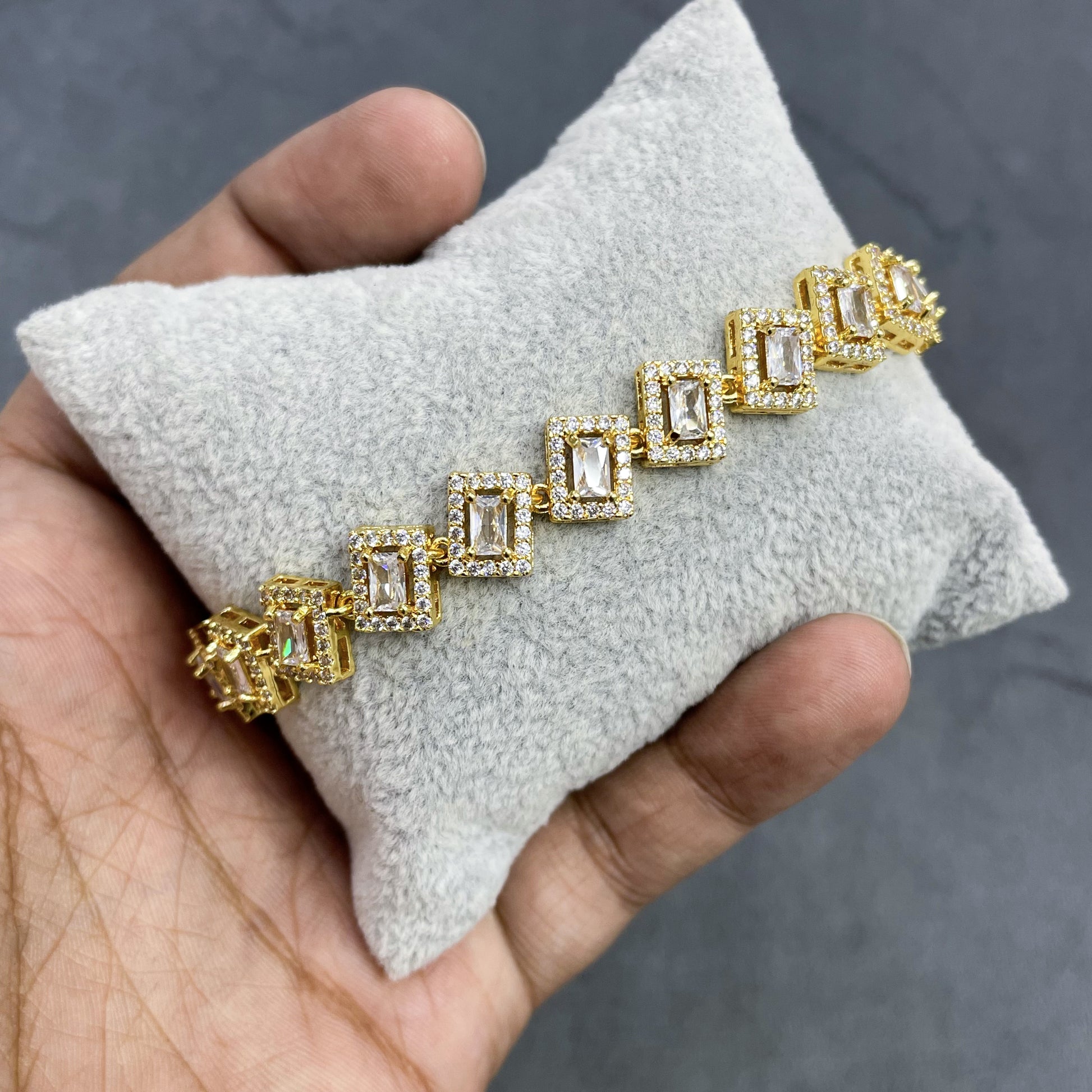 MAJESTIC-EMERALD-CUT-ZIRCON-BRACELET
