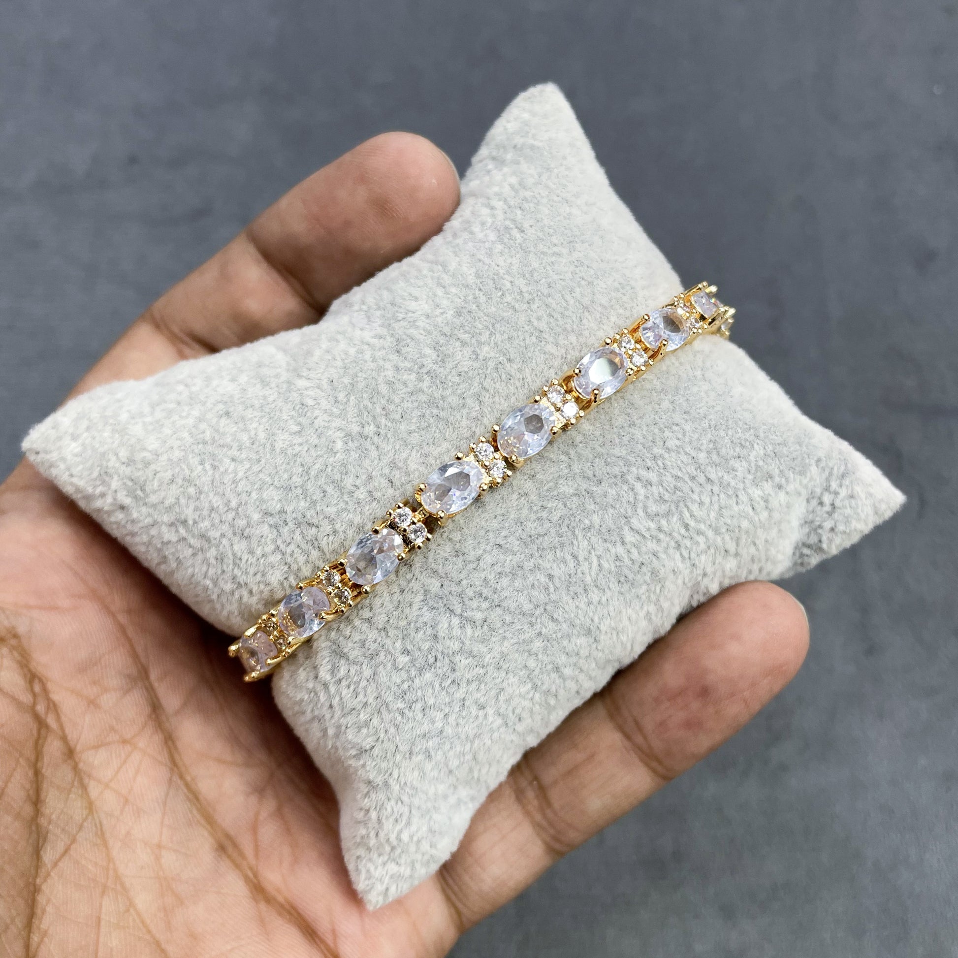 LUMINOUS-OVAL-TENNIS-ZIRCON-BRACELET