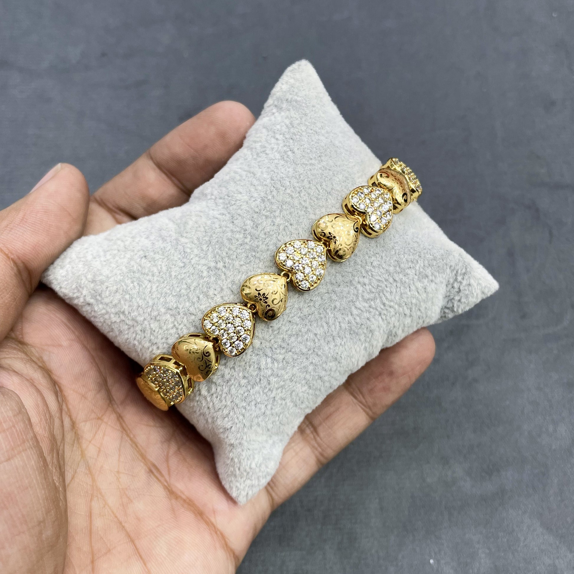 GILDED-DEVOTION-HEART-ZIRCON-BRACELET