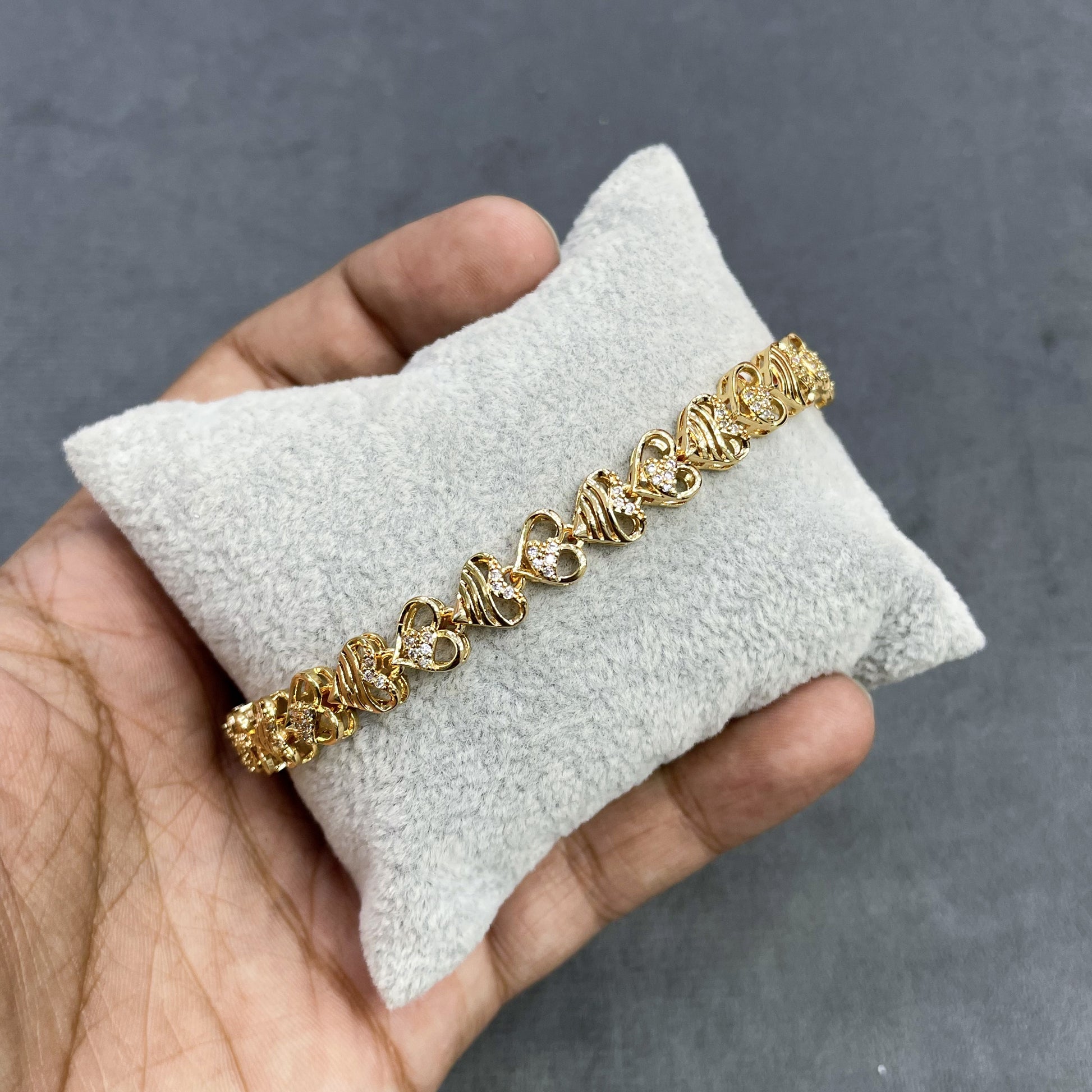 SCULPTED-FILIGREE-HEART-ZIRCON-BRACELET