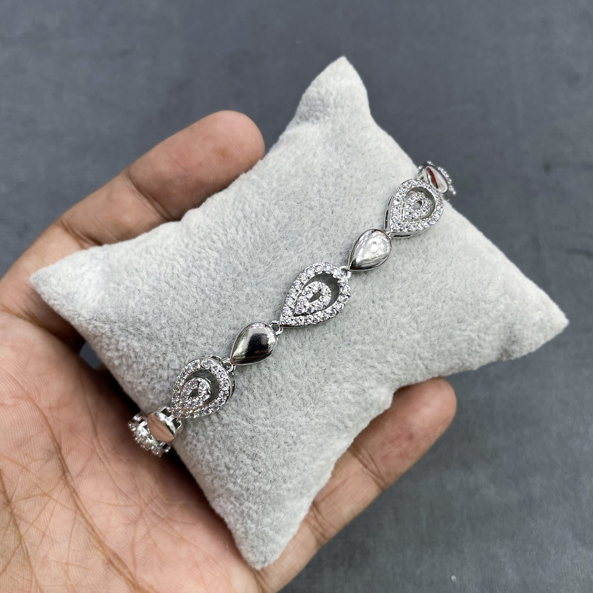 ETHEREAL-TEARDROP-HALO-ZIRCON-BRACELET