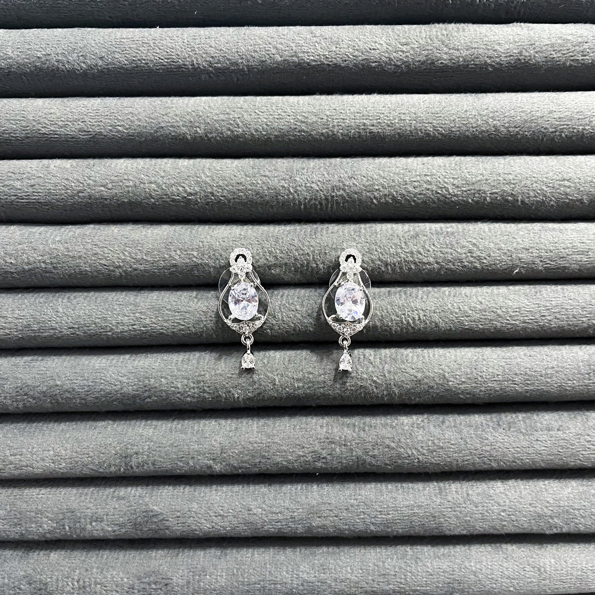 NOVELLA ORNAMENT STUDS