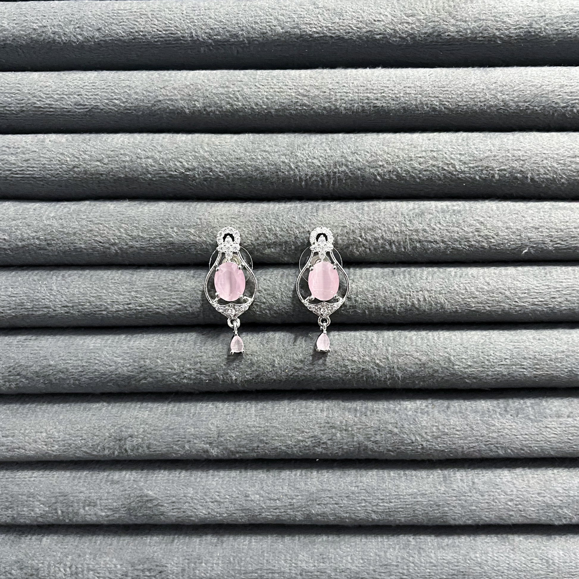 NOVELLA ORNAMENT STUDS