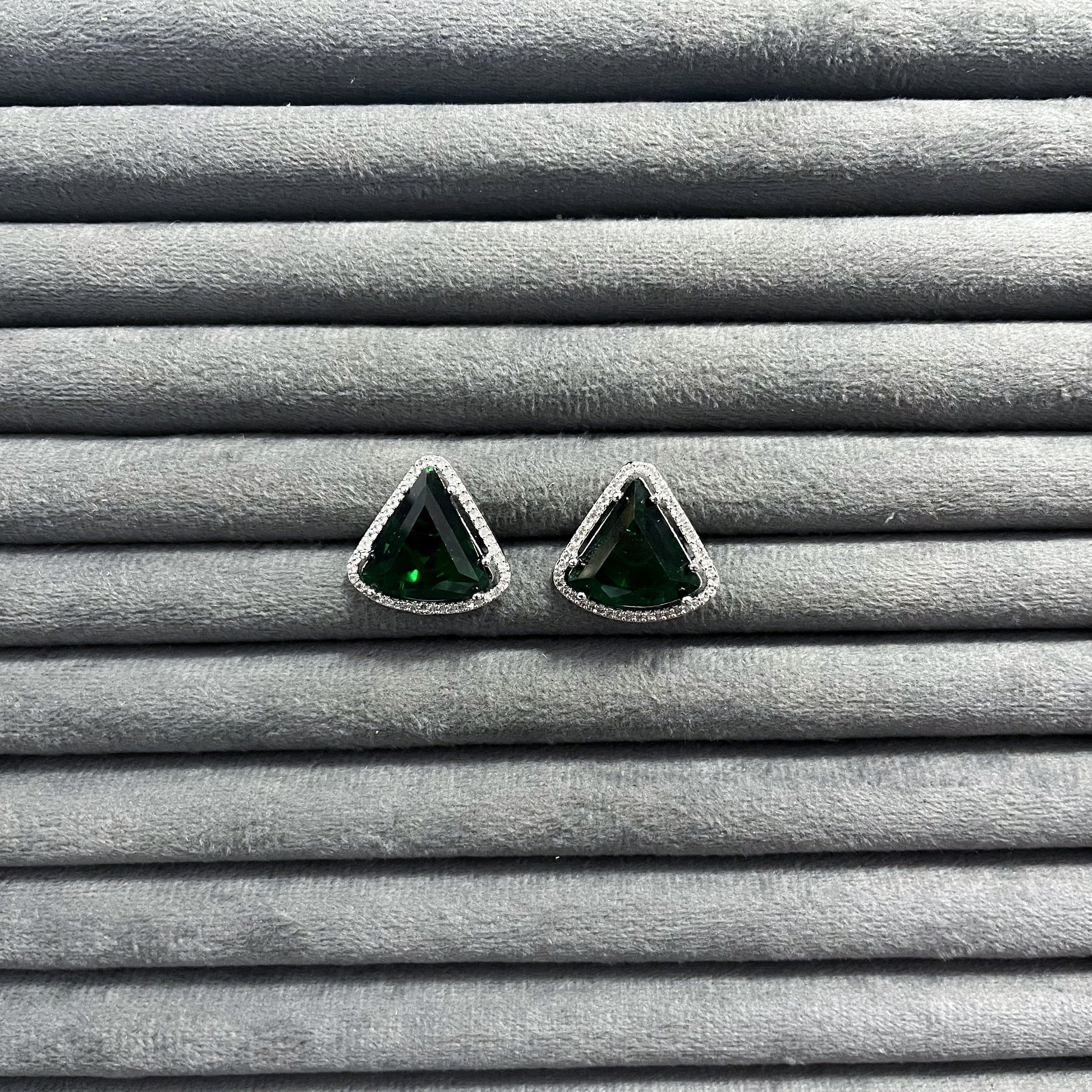 PYRAMID MAJESTY STUDS