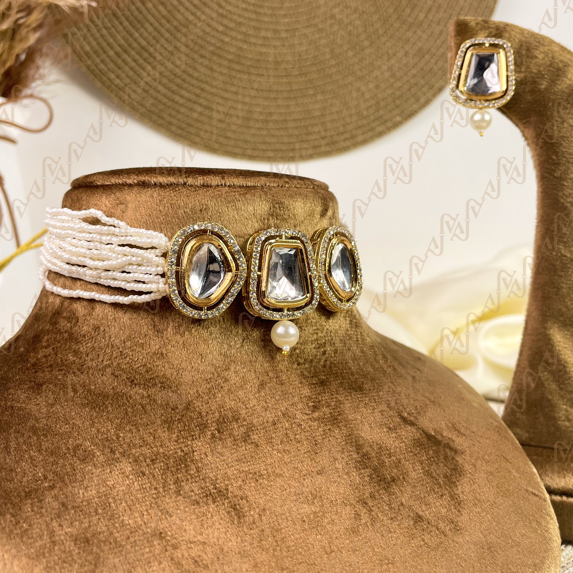 Velour Shine Kudan Choker