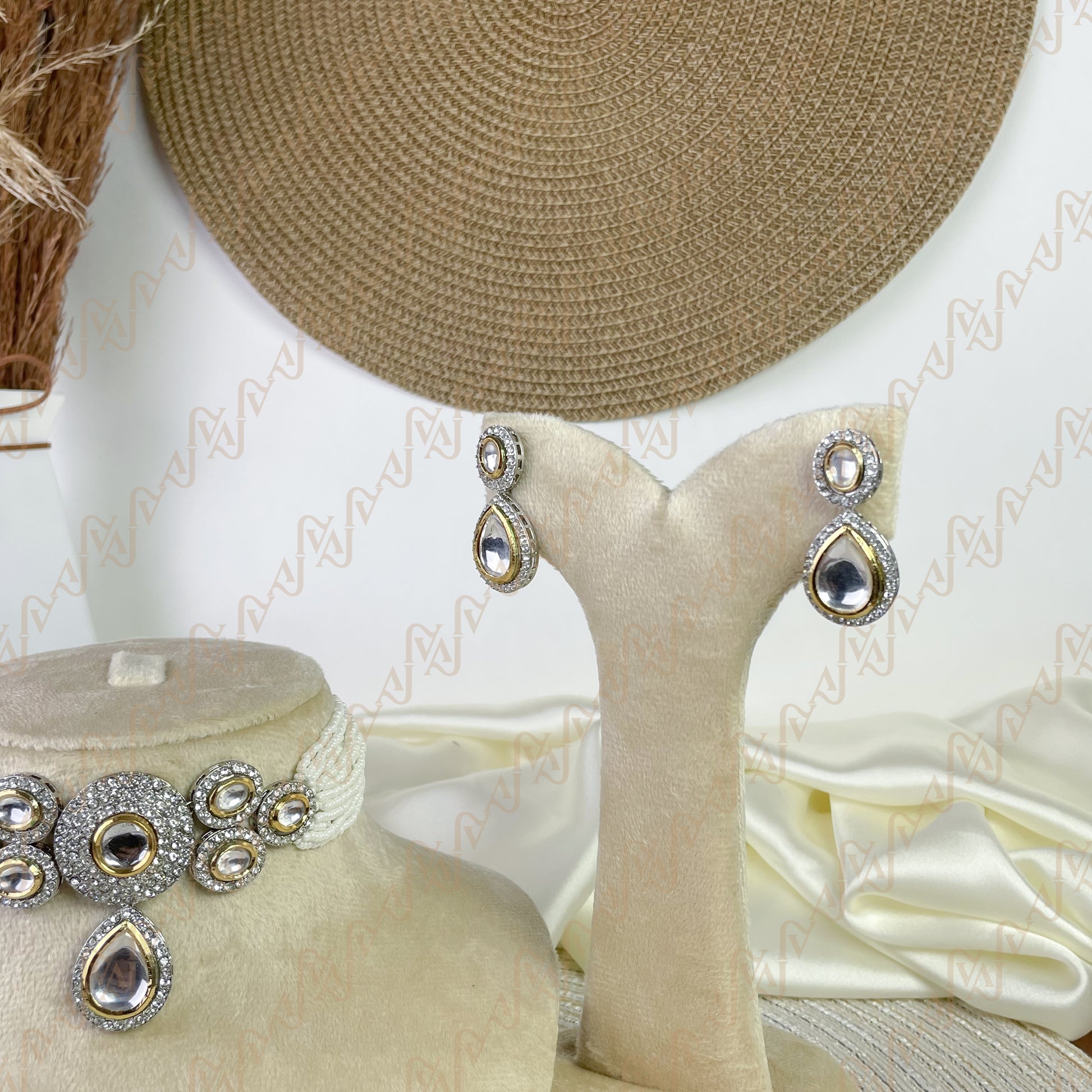 Shimmering Cluster Kundan Choker Set