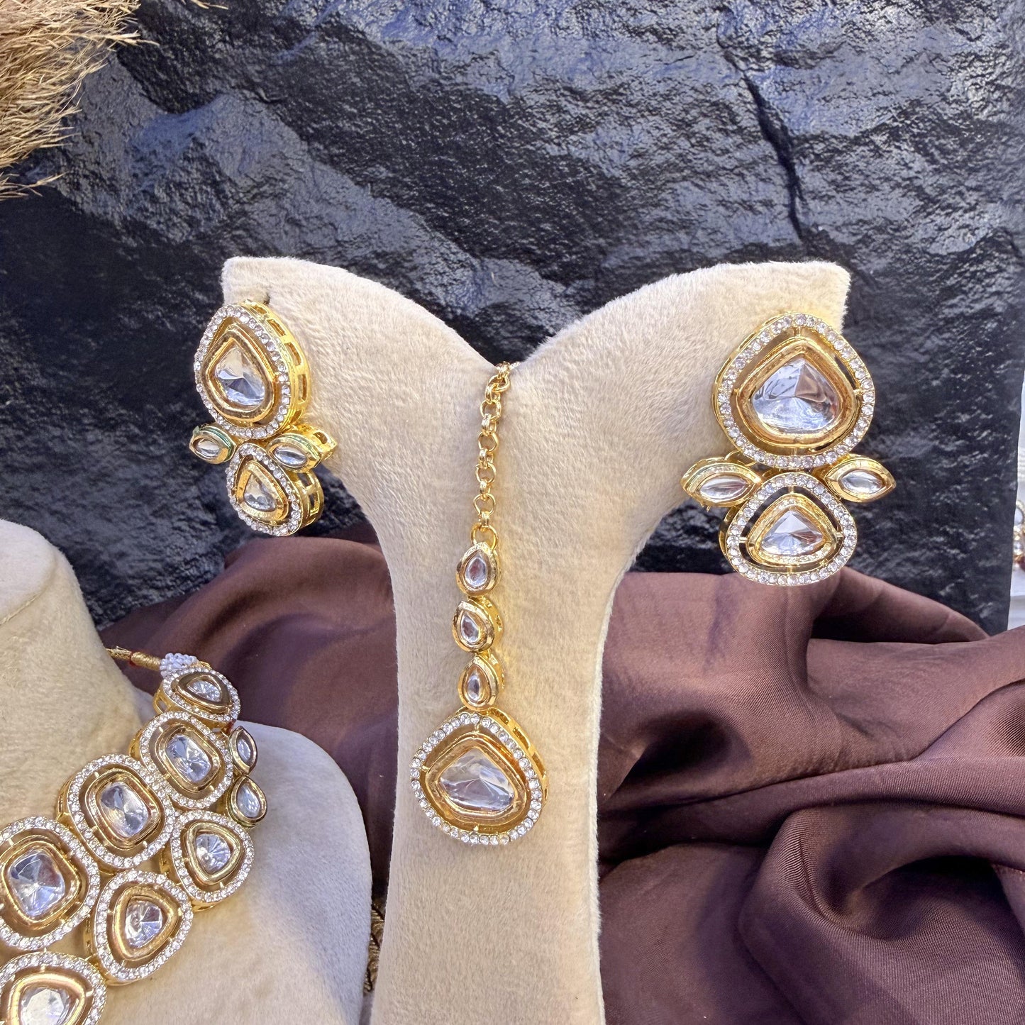 ELITE PEBBLE-CUT CHOKER KUNDAN NECKLACES