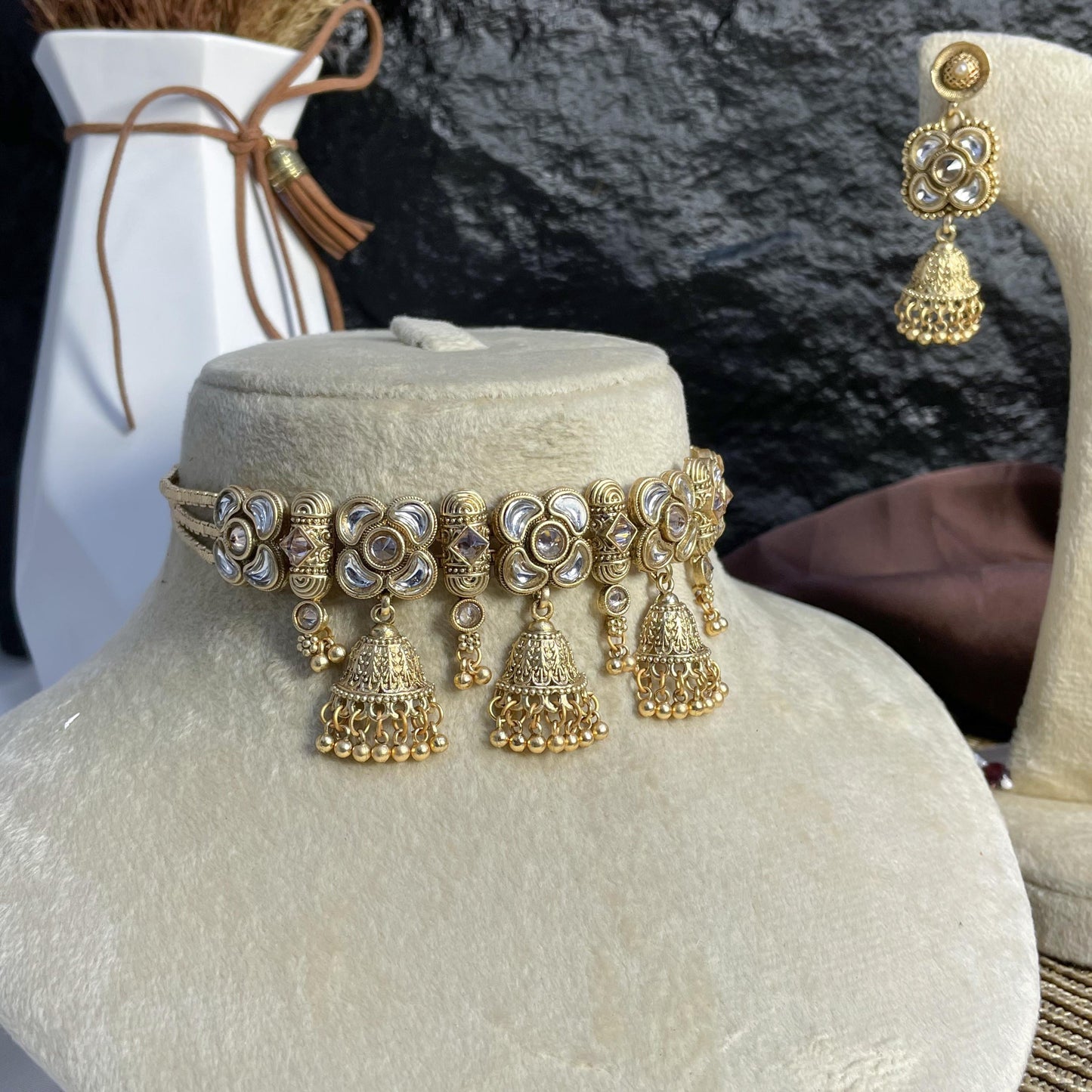 JHUMKA-GUL RAJWARI CHOKER