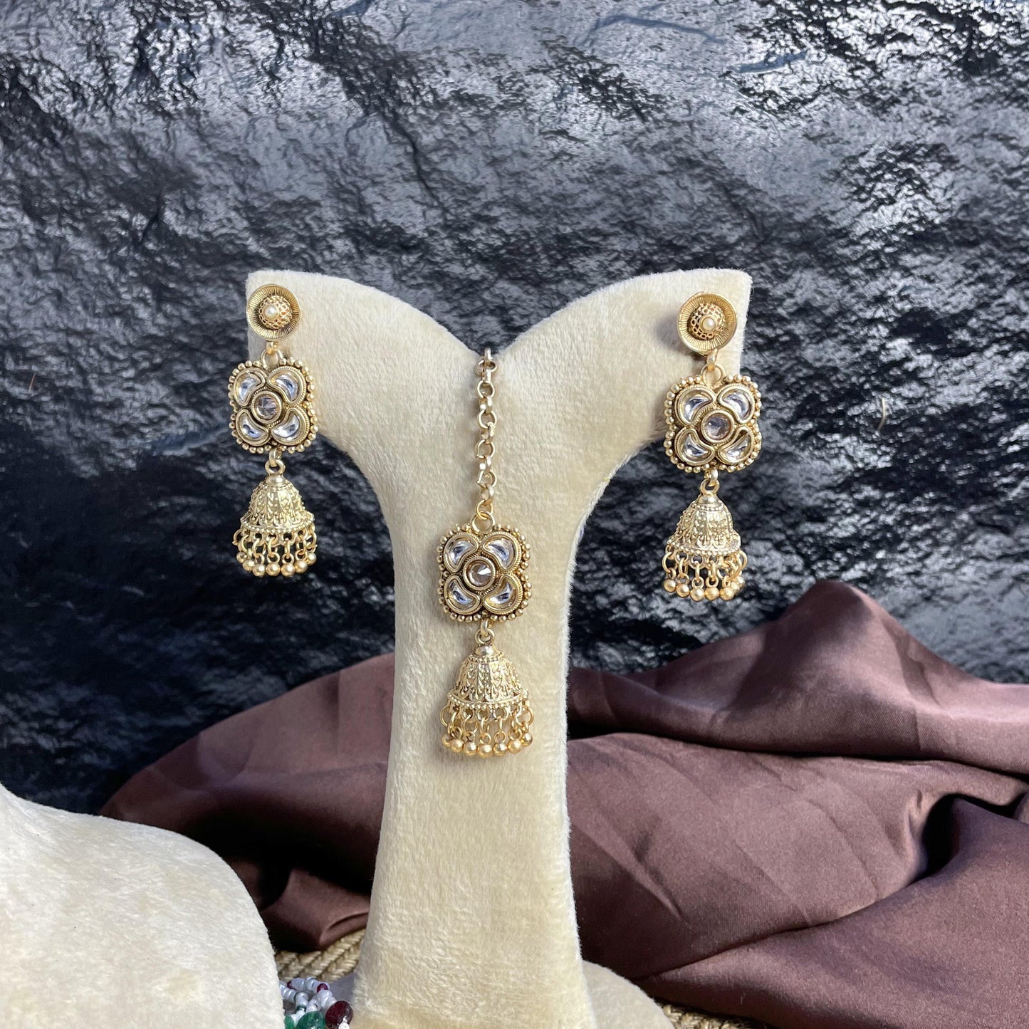 JHUMKA-GUL RAJWARI CHOKER