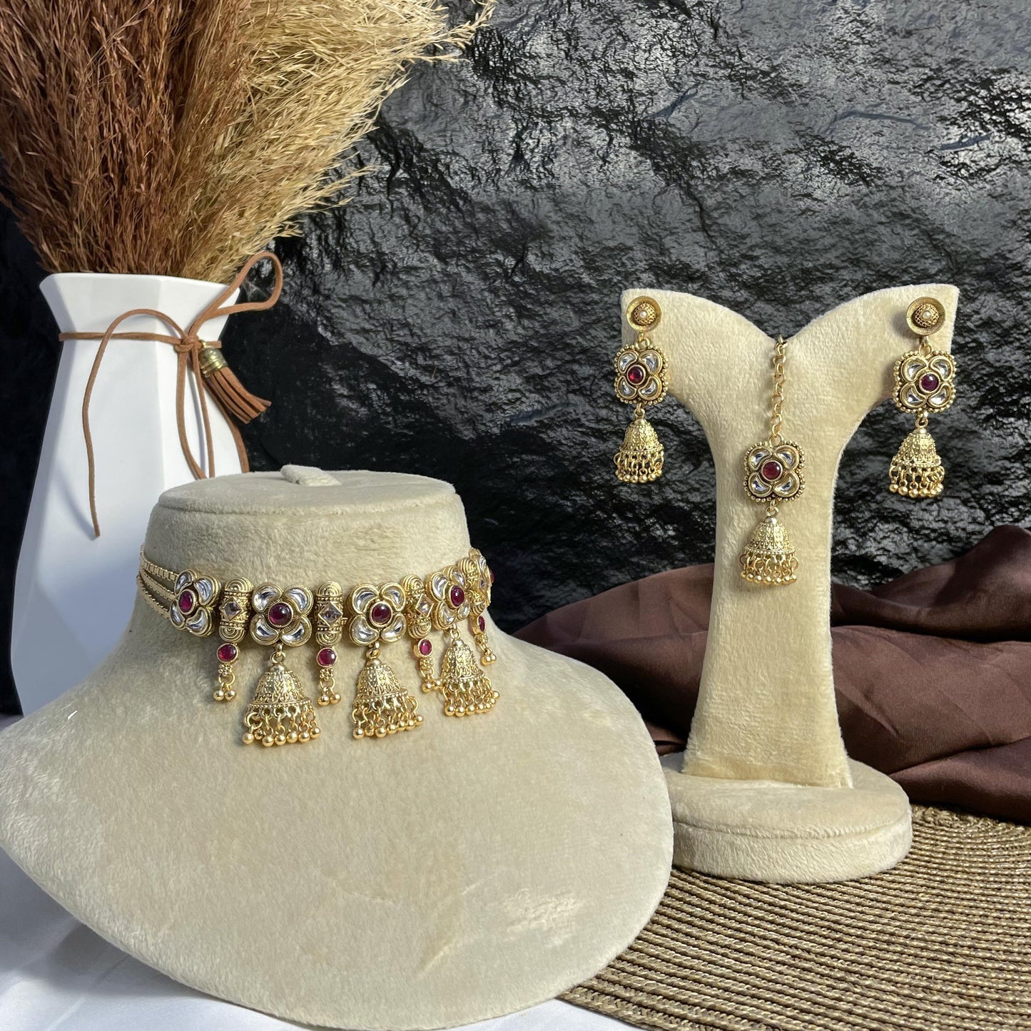 JHUMKA-GUL RAJWARI CHOKER