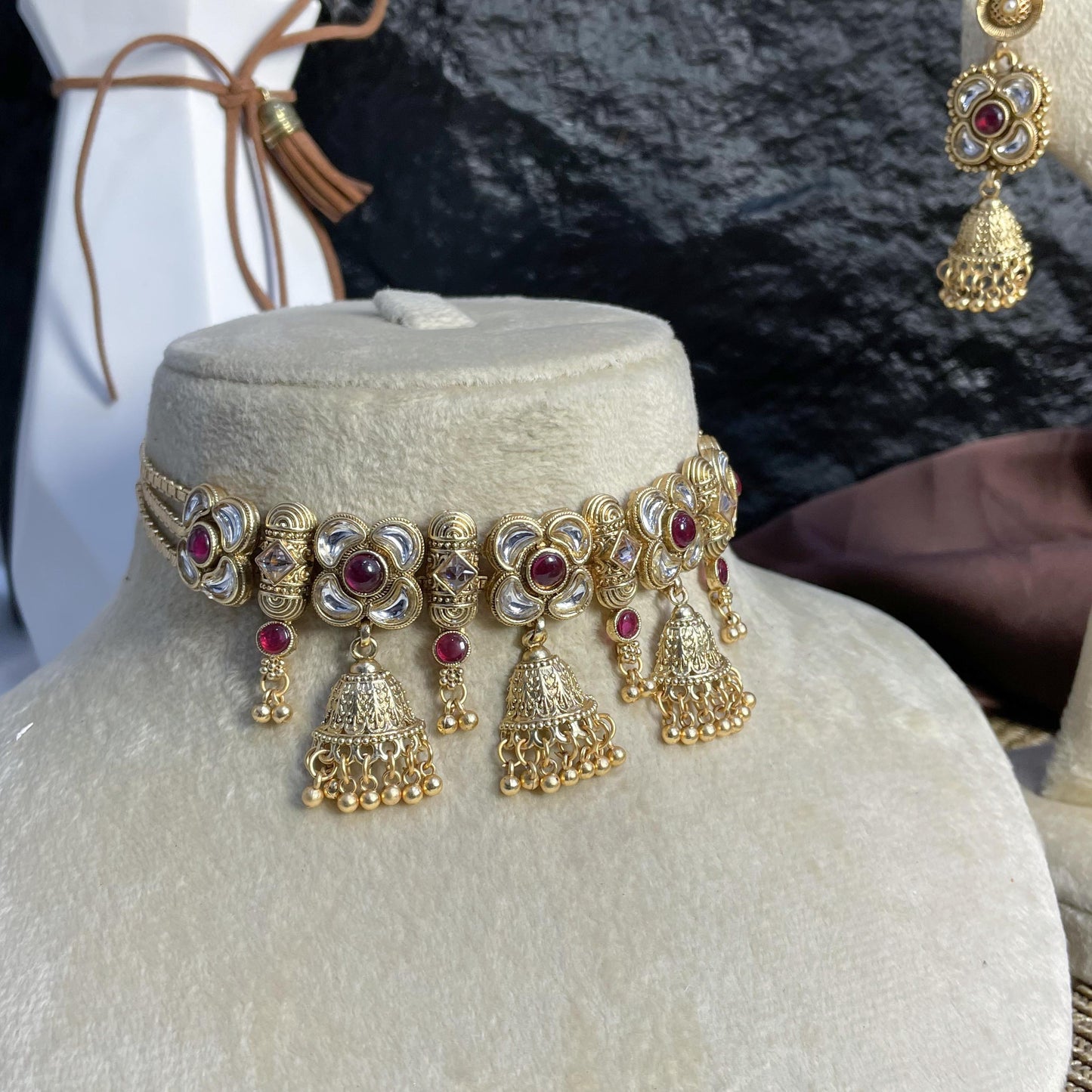JHUMKA-GUL RAJWARI CHOKER