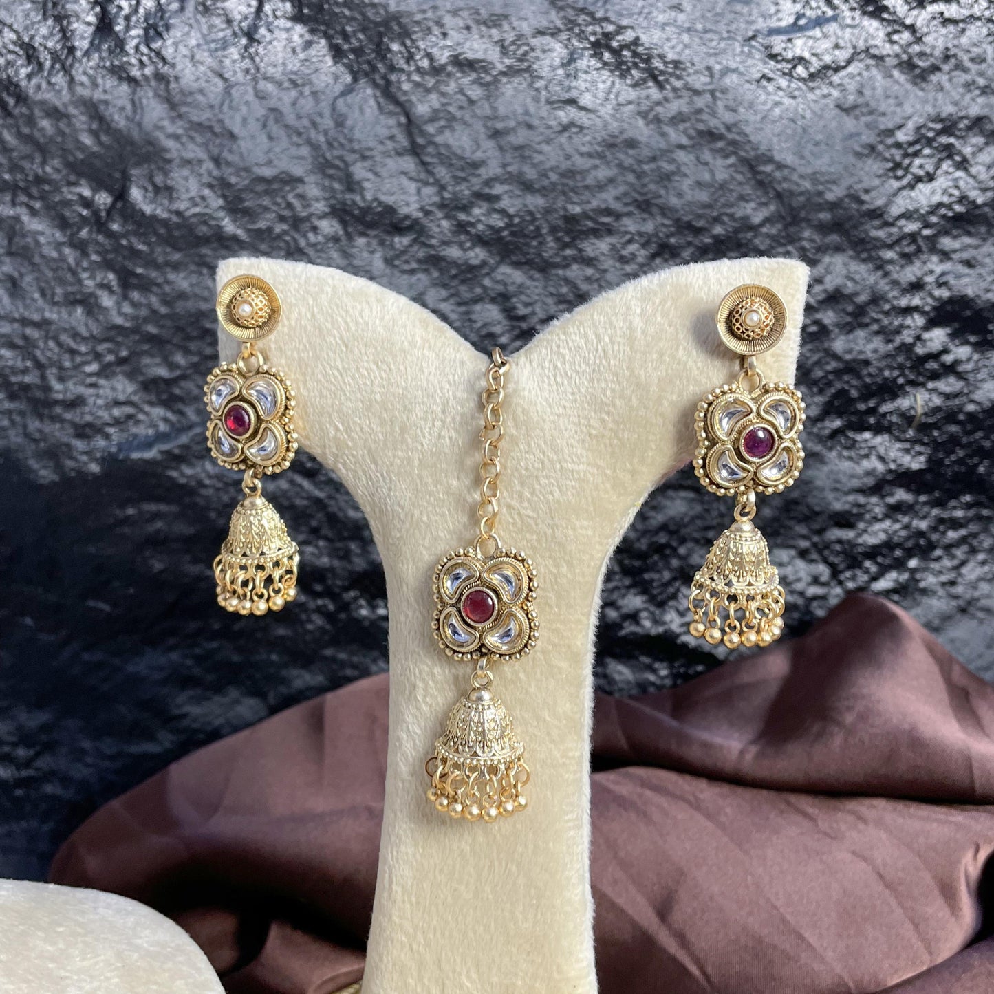 JHUMKA-GUL RAJWARI CHOKER
