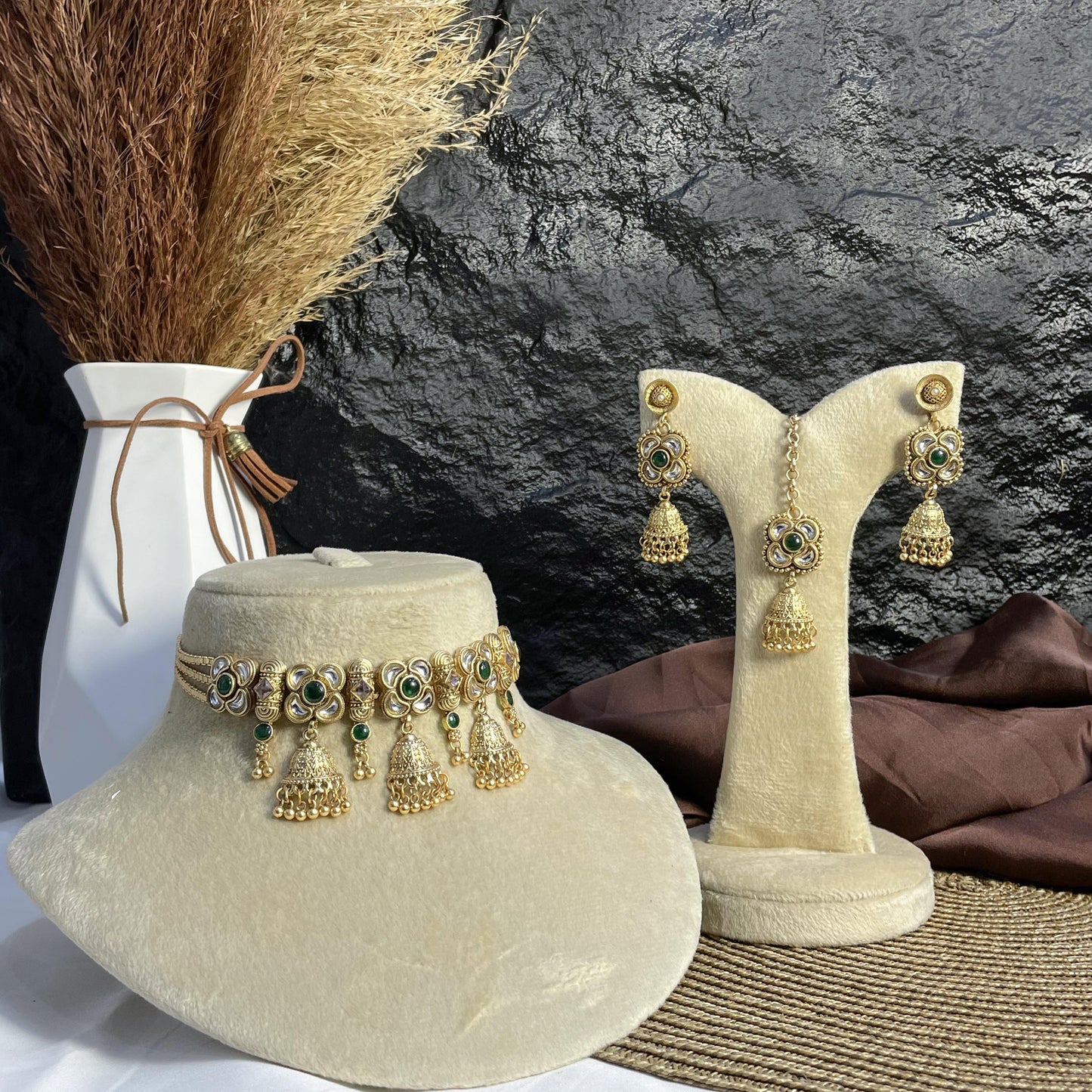 JHUMKA-GUL RAJWARI CHOKER