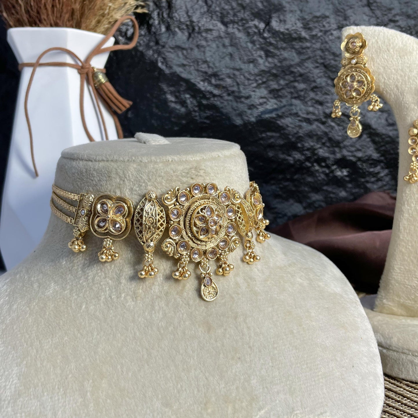 GUL-E-RAJWARI CHOKER