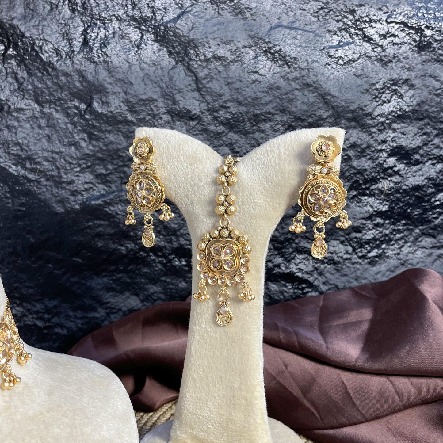 GUL-E-RAJWARI CHOKER