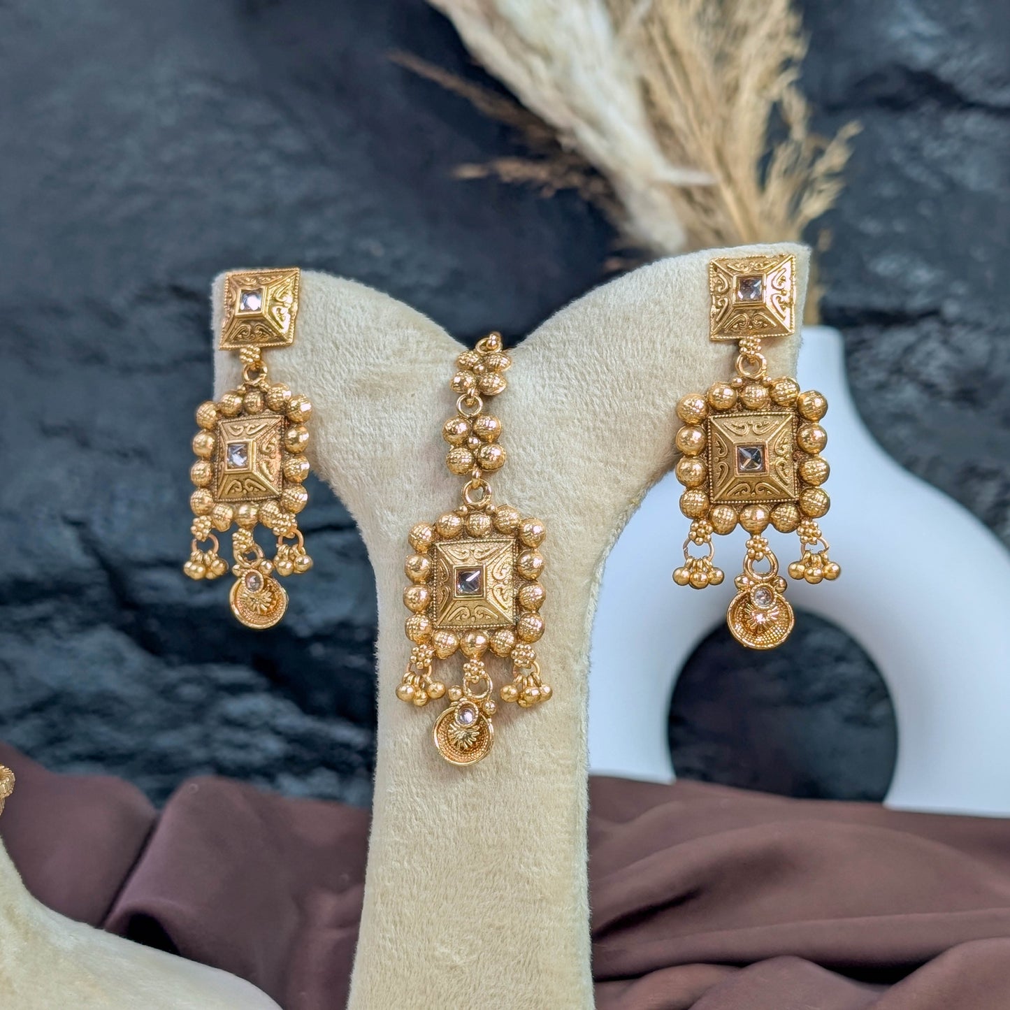 Noor-malika rajwari choker