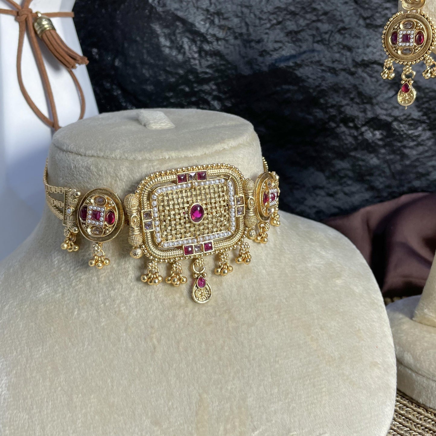 NAVRATTAN DARBAR RAJWARI CHOKER
