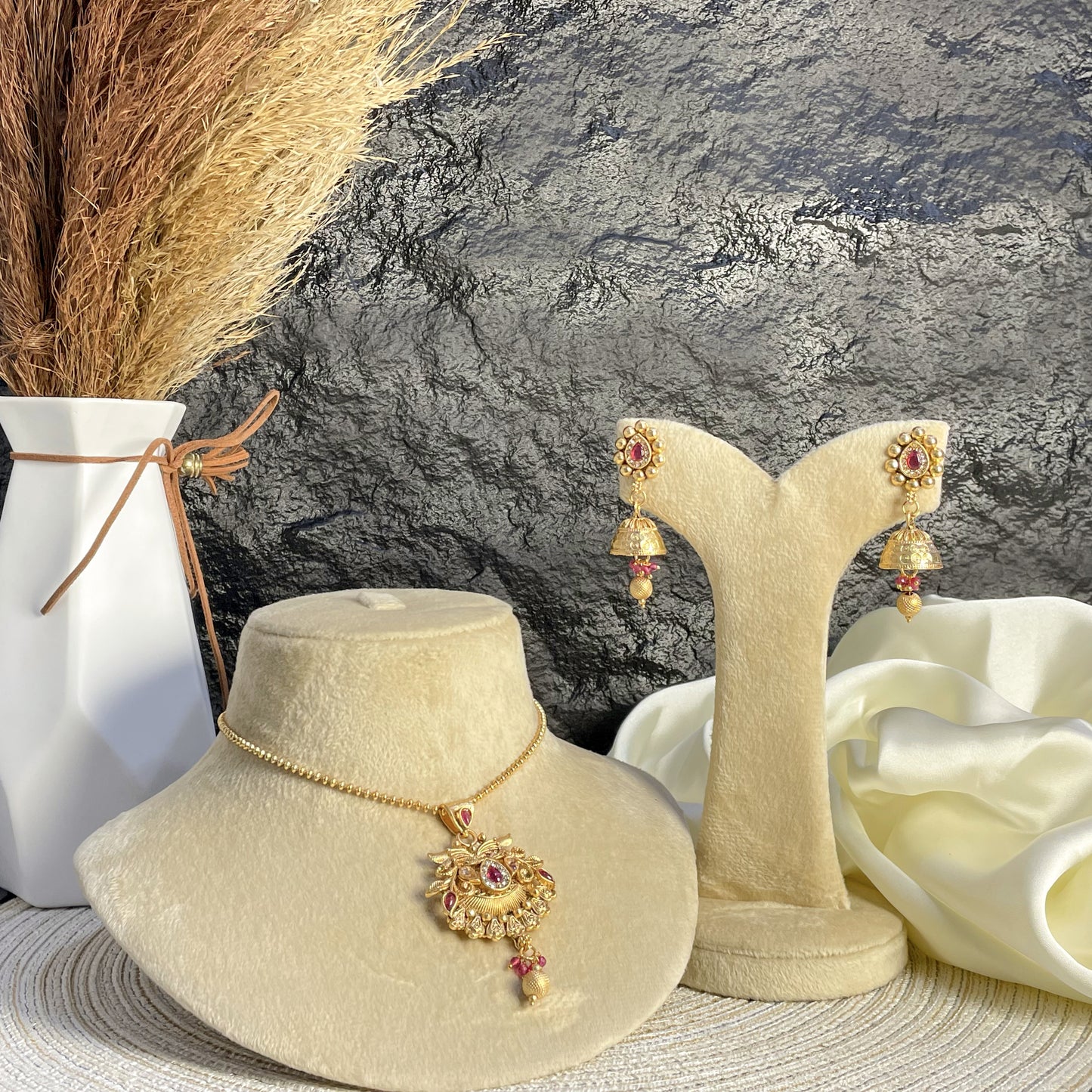 ROYAL CRESCENT RAJWARI LOCKET SET