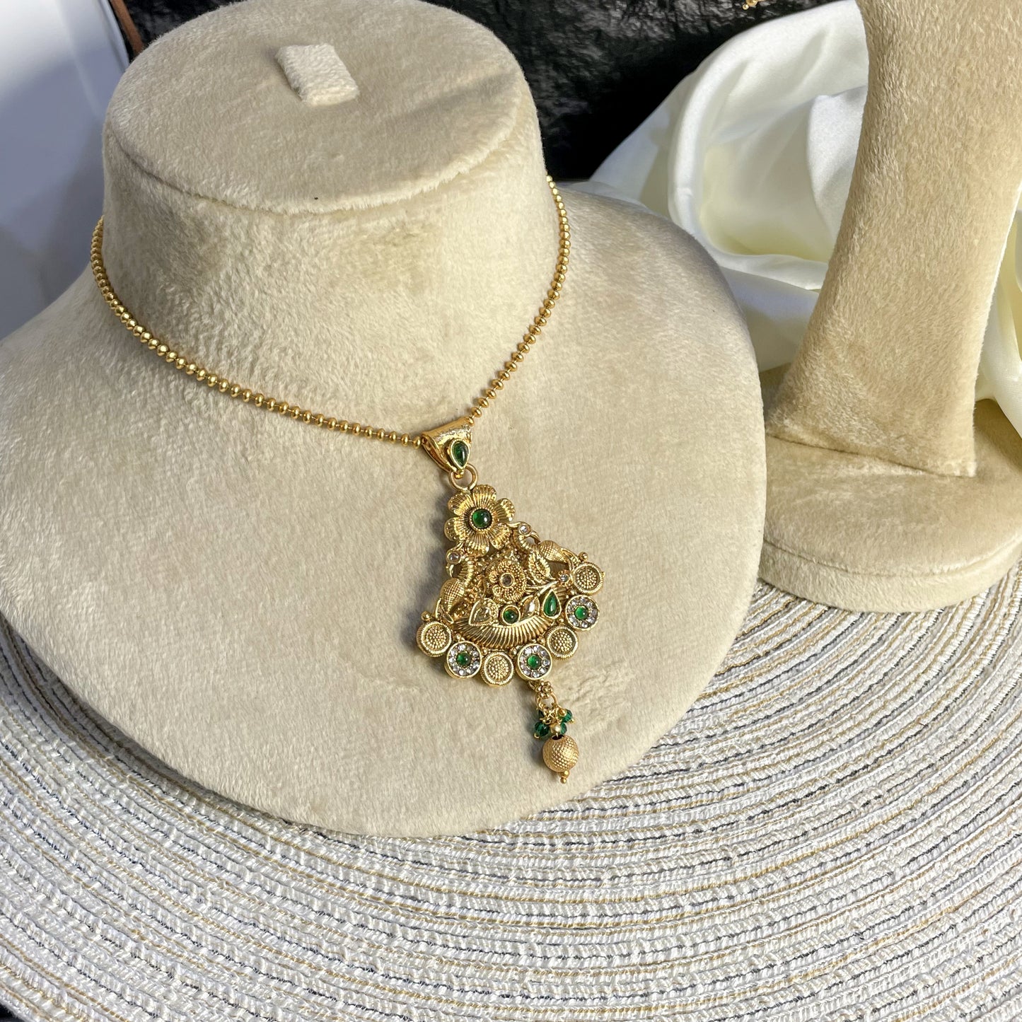 VERDANT PEACOCK RAJWARI LOCKET SET