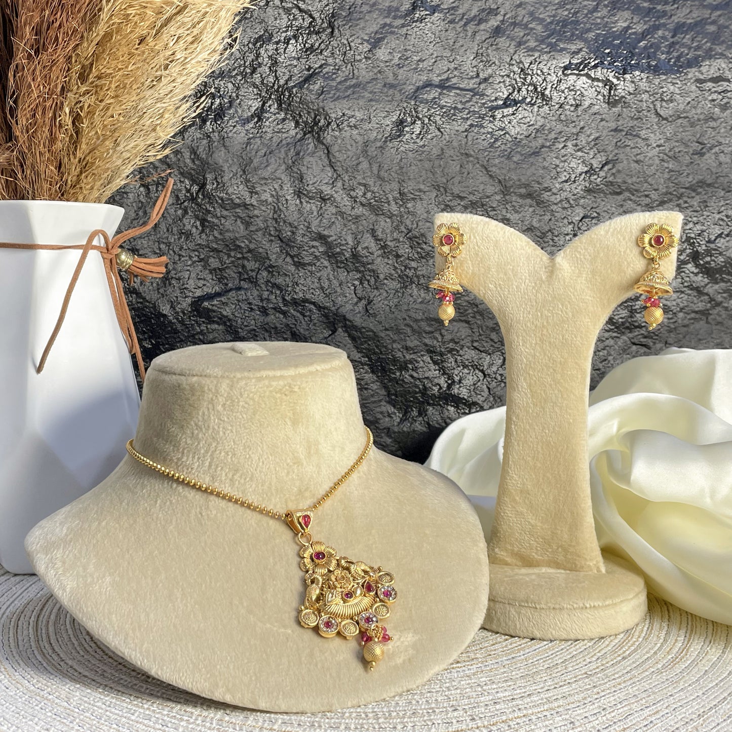 GARNET MAJESTY RAJWARI LOCKET SET